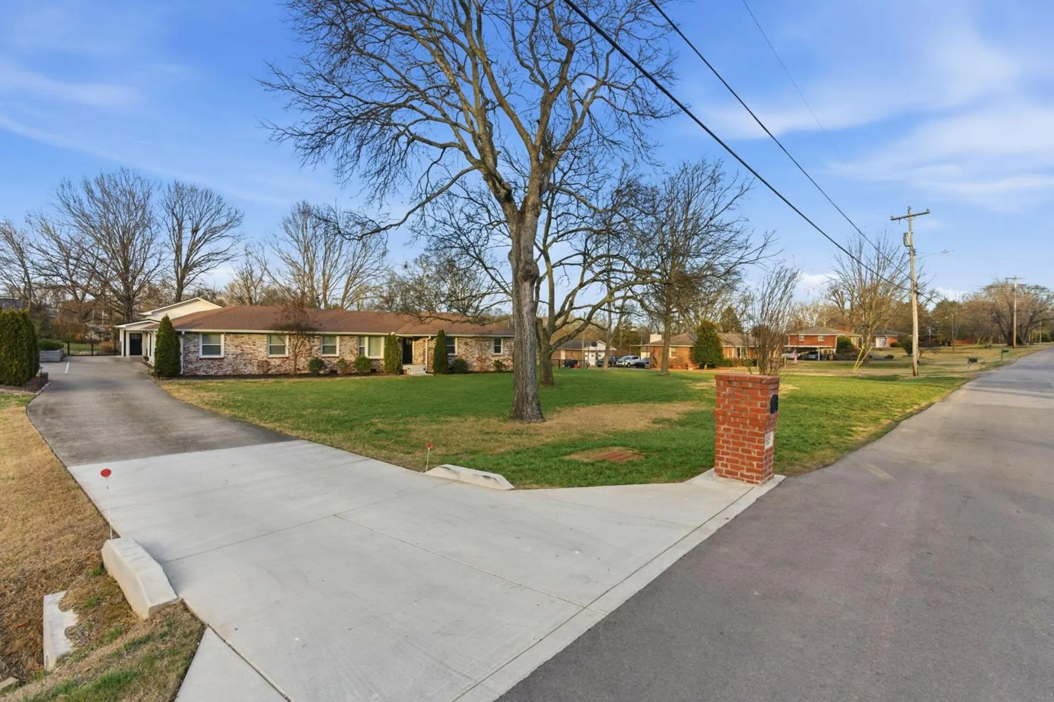 Spacious Modern Ranch 5 Miles to Downtown