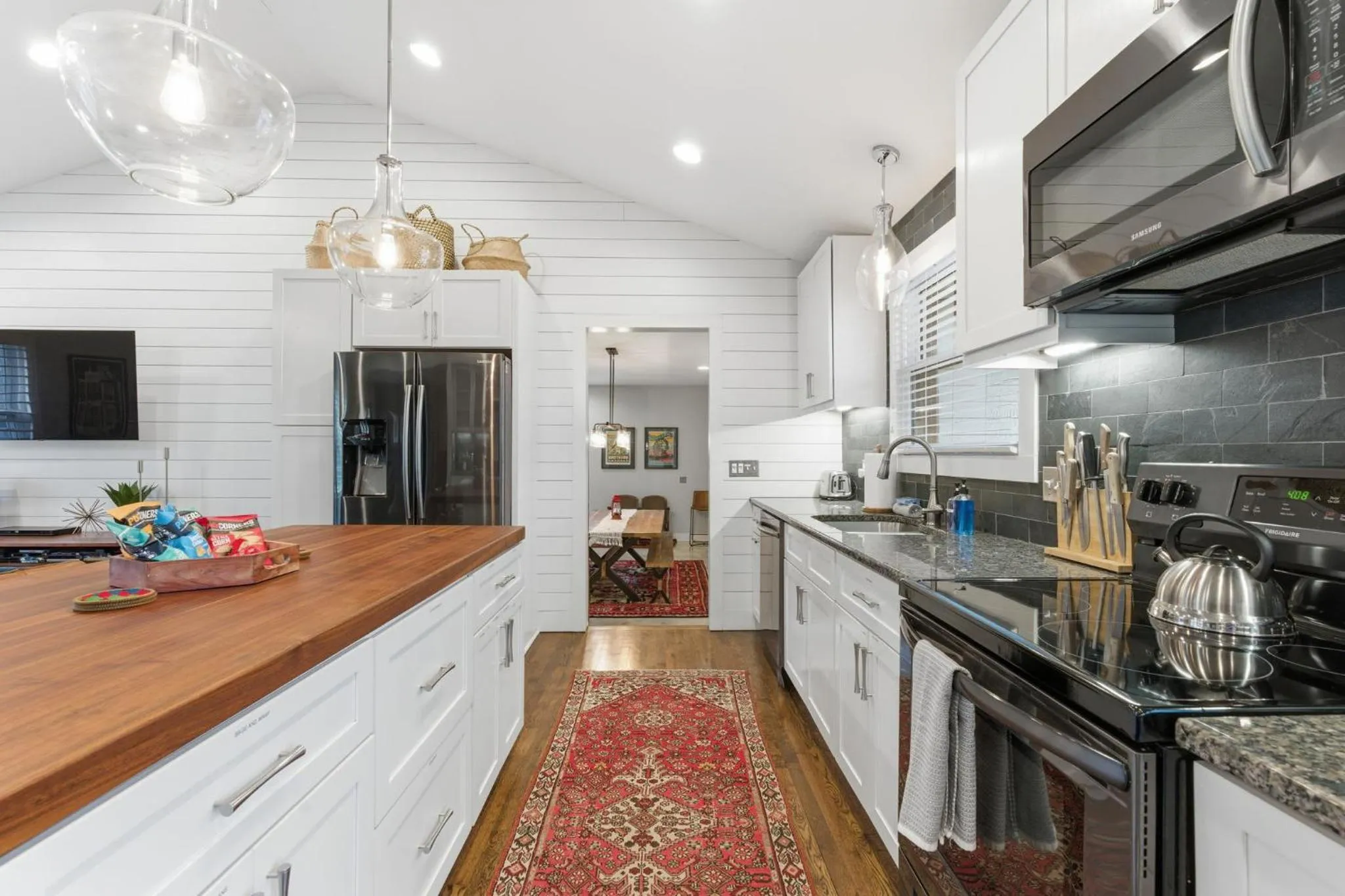 Spacious Modern Ranch 5 Miles to Downtown