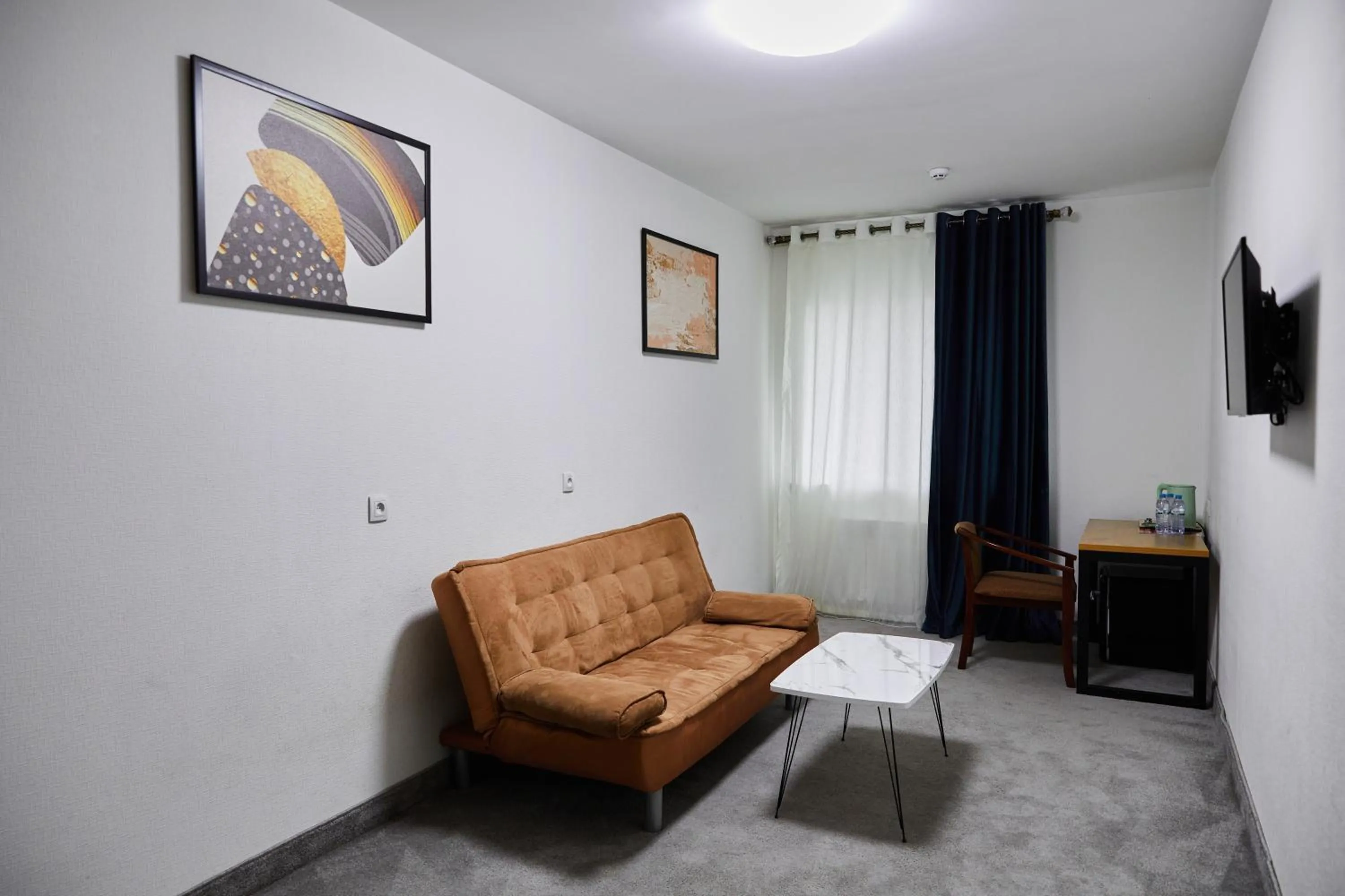 Living room in Art Plaza Hotel