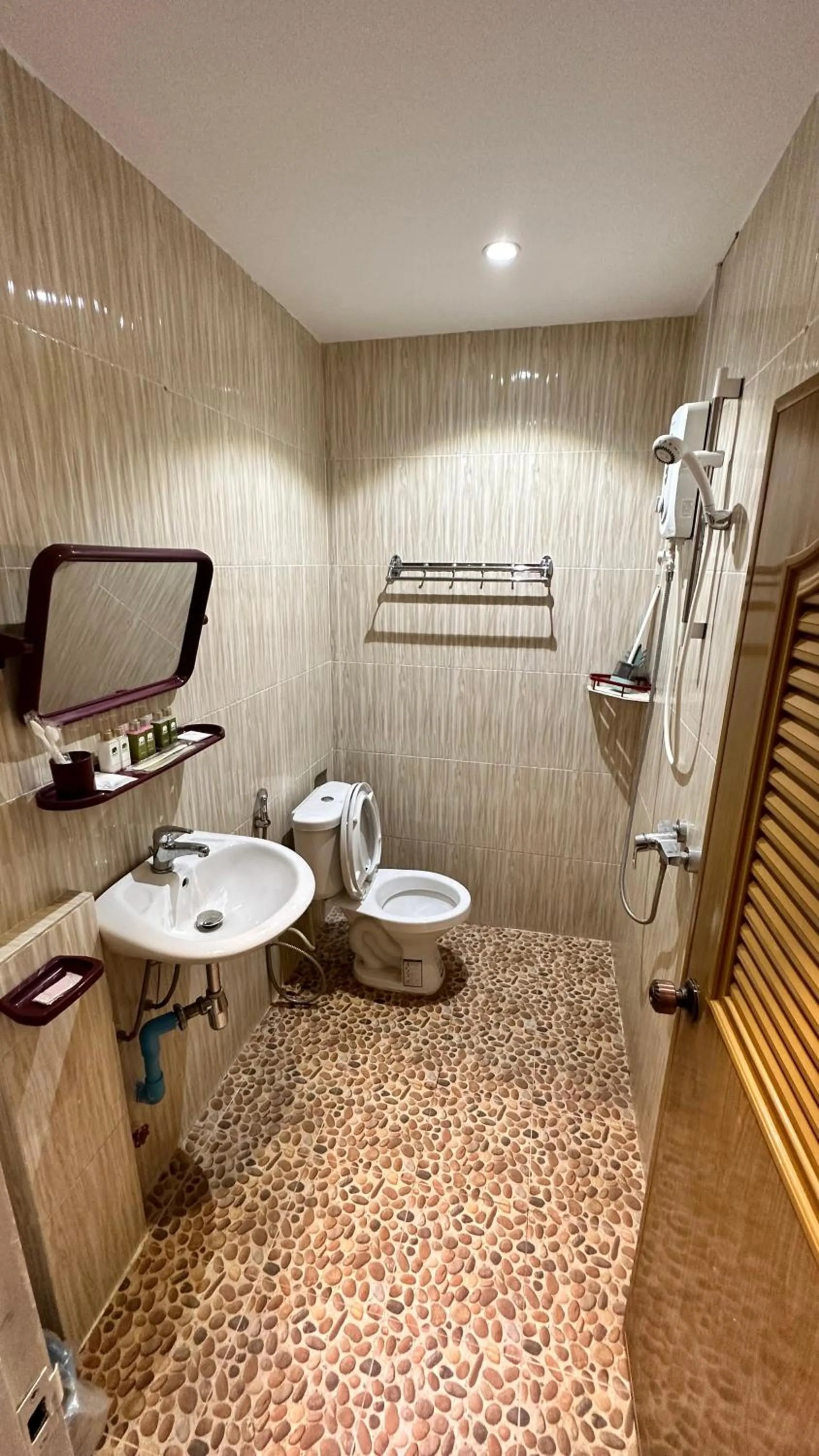 Shower in Hawaii Lounge