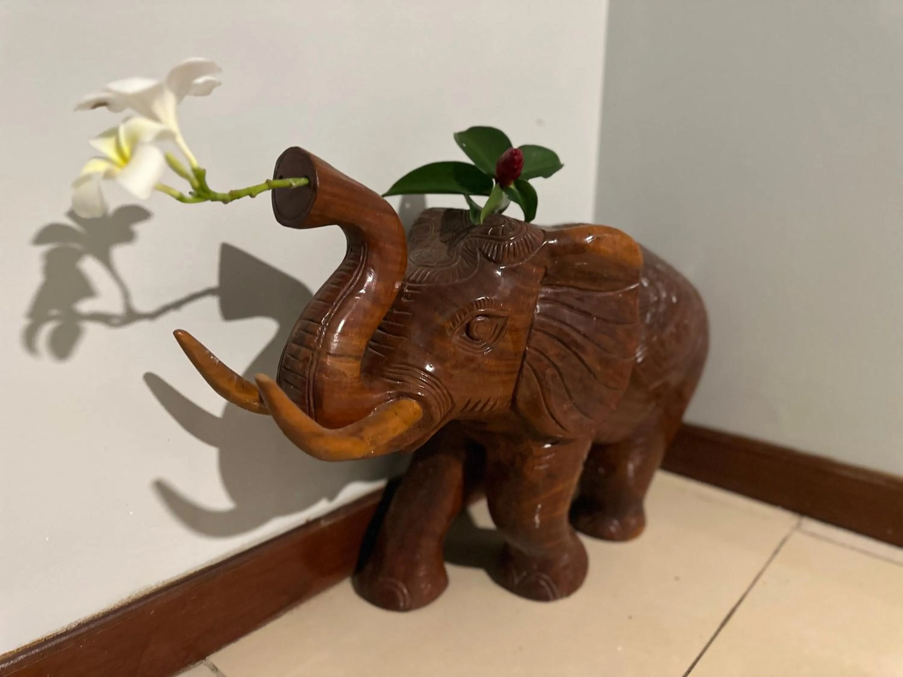 Decorative detail in Hawaii Lounge