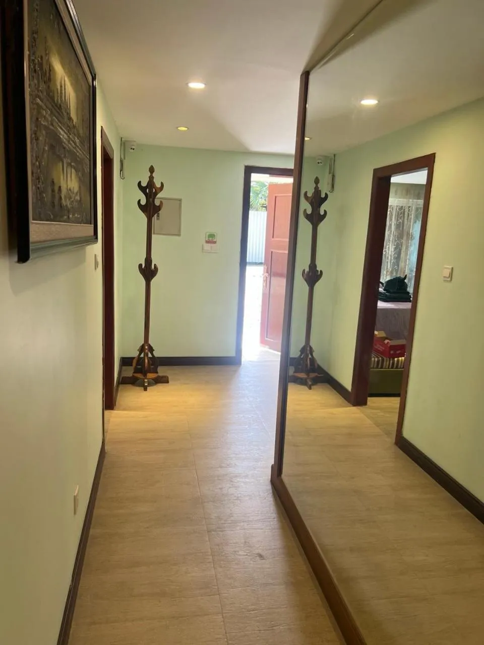 Photo of the whole room in Hawaii Lounge