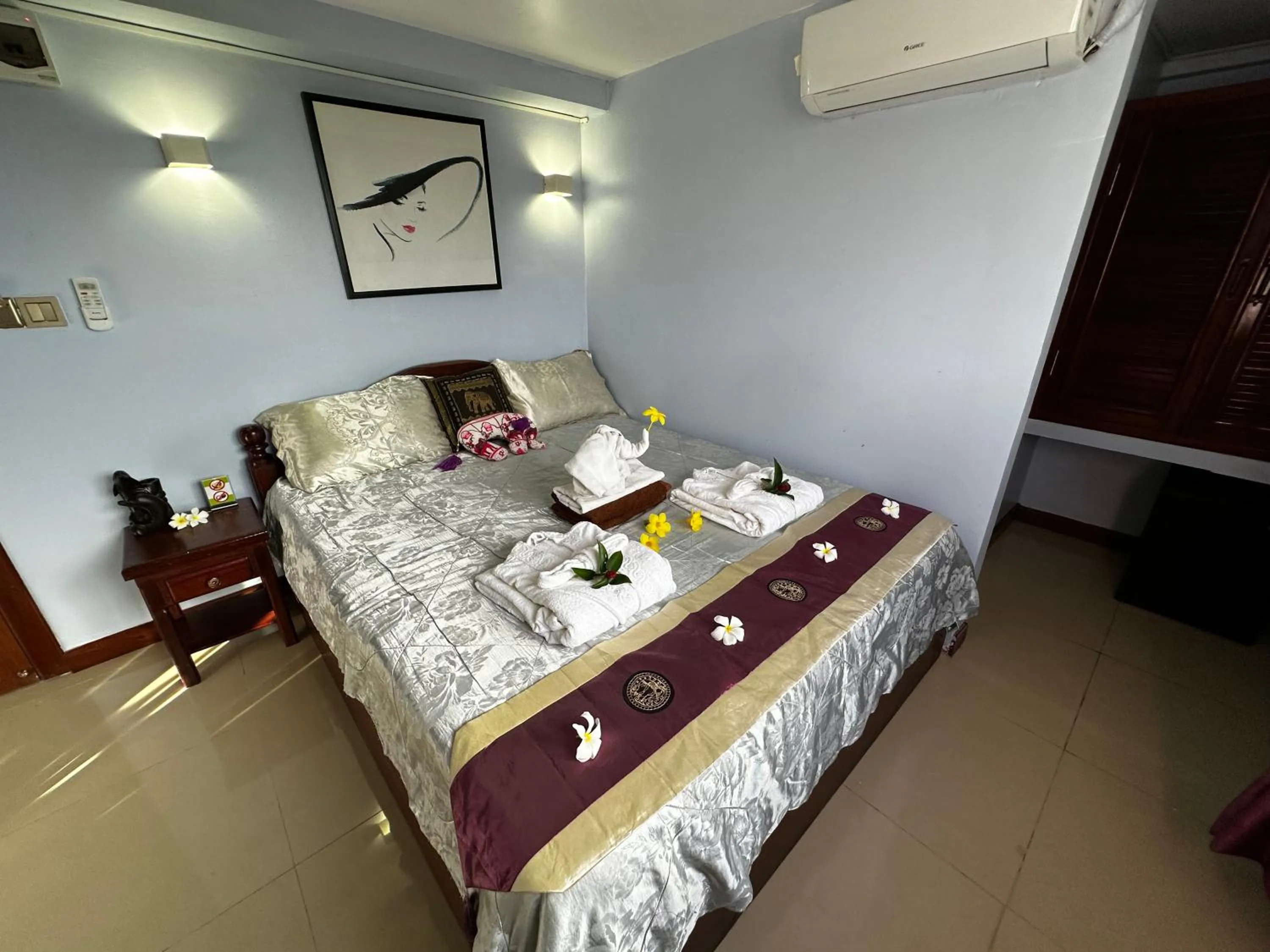 Bed in Hawaii Lounge