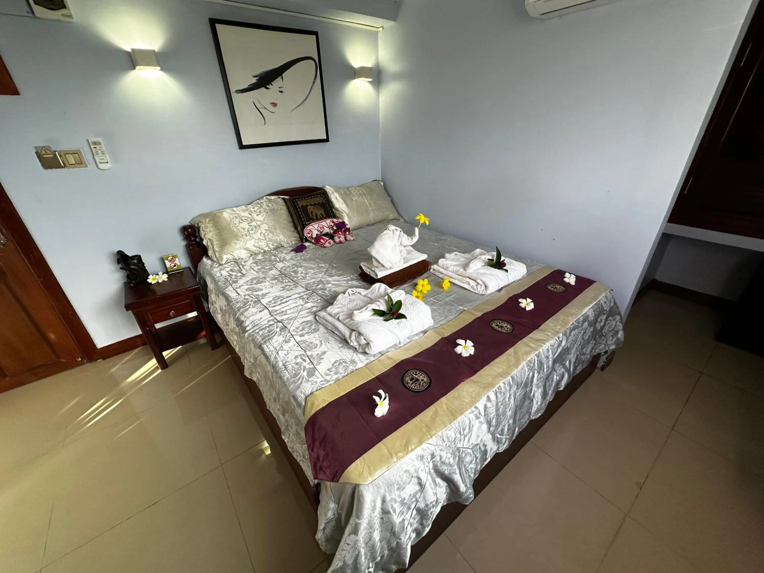 Bedroom, Bed in Hawaii Lounge