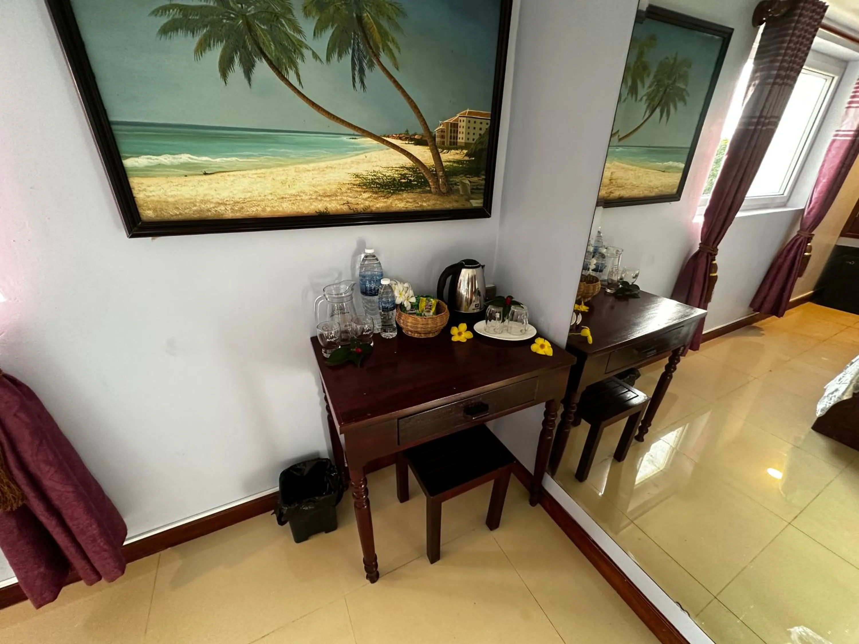 Living room in Hawaii Lounge