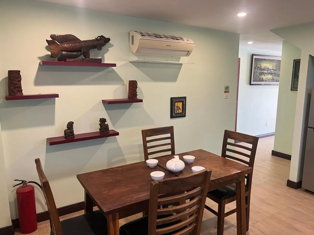 Kitchen or kitchenette in Hawaii Lounge