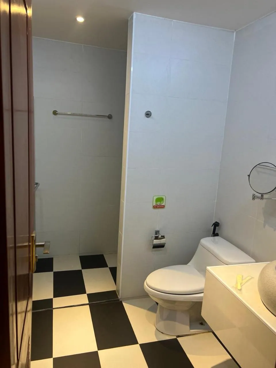 Shower in Hawaii Lounge