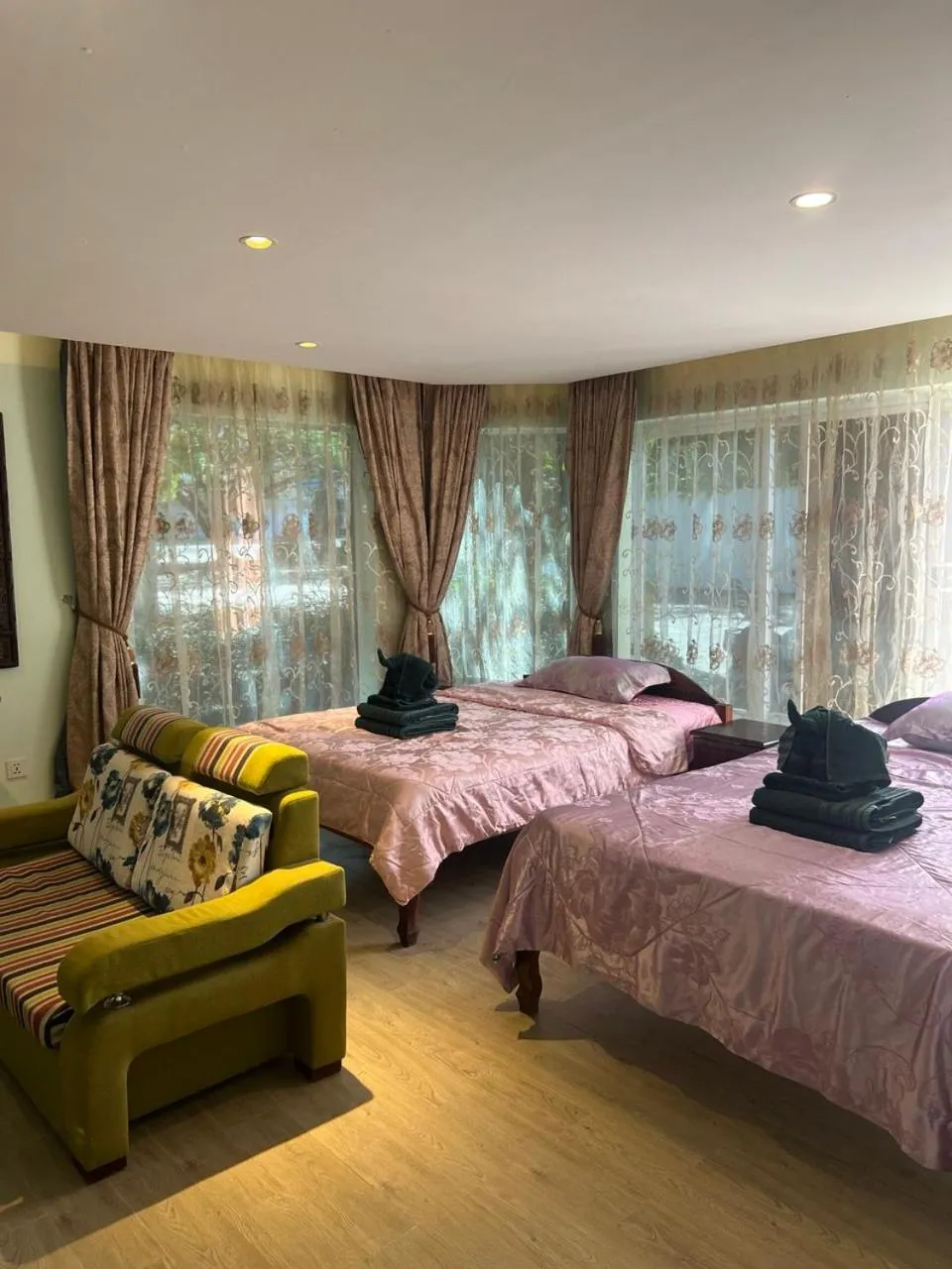 Bed in Hawaii Lounge