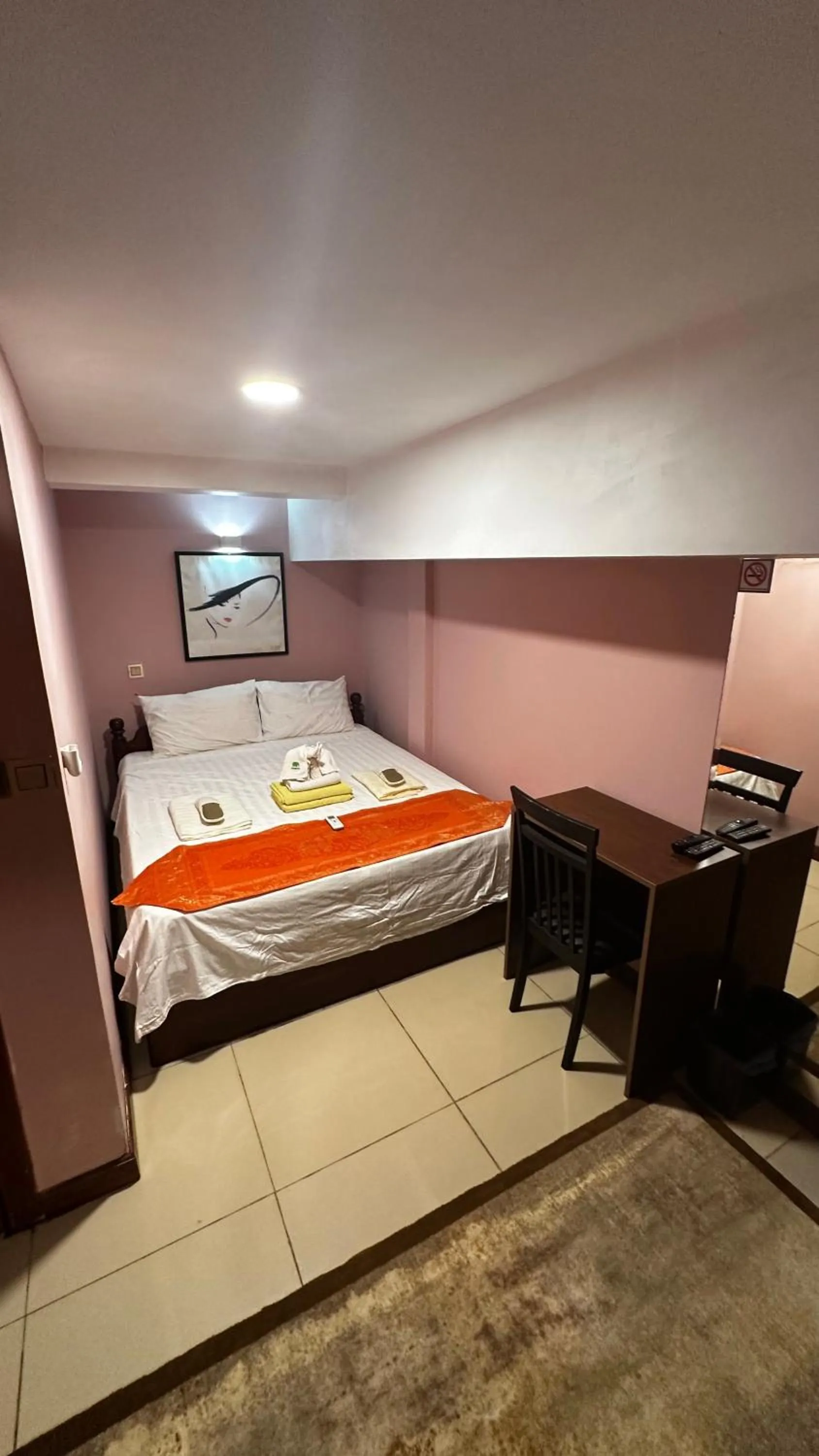 Bed in Hawaii Lounge