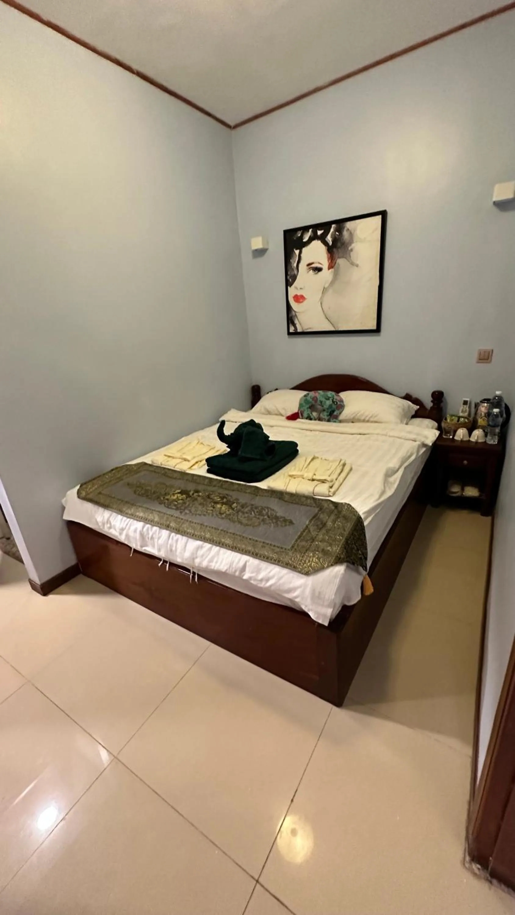 Bed in Hawaii Lounge