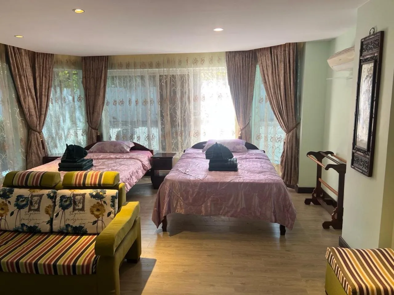 Bed in Hawaii Lounge