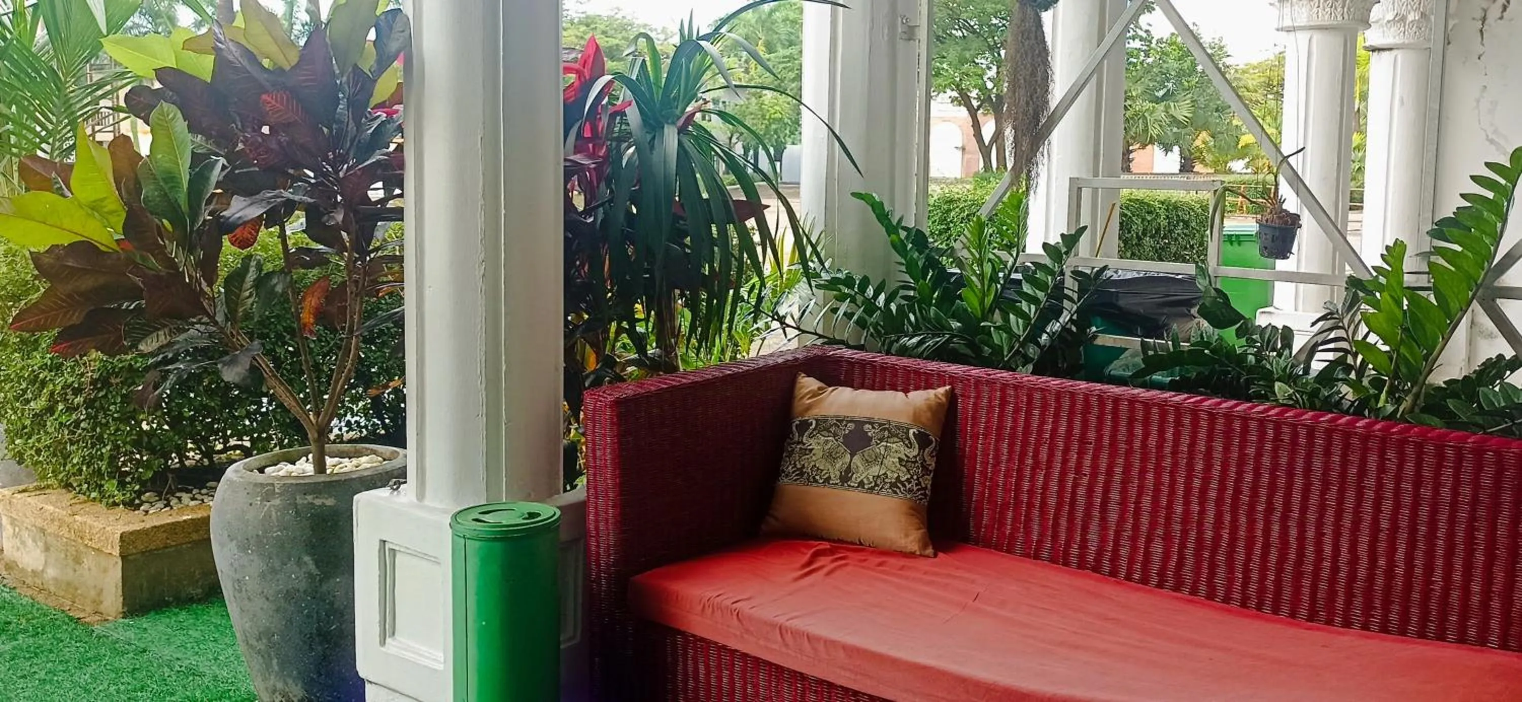 Seating area in Hawaii Lounge