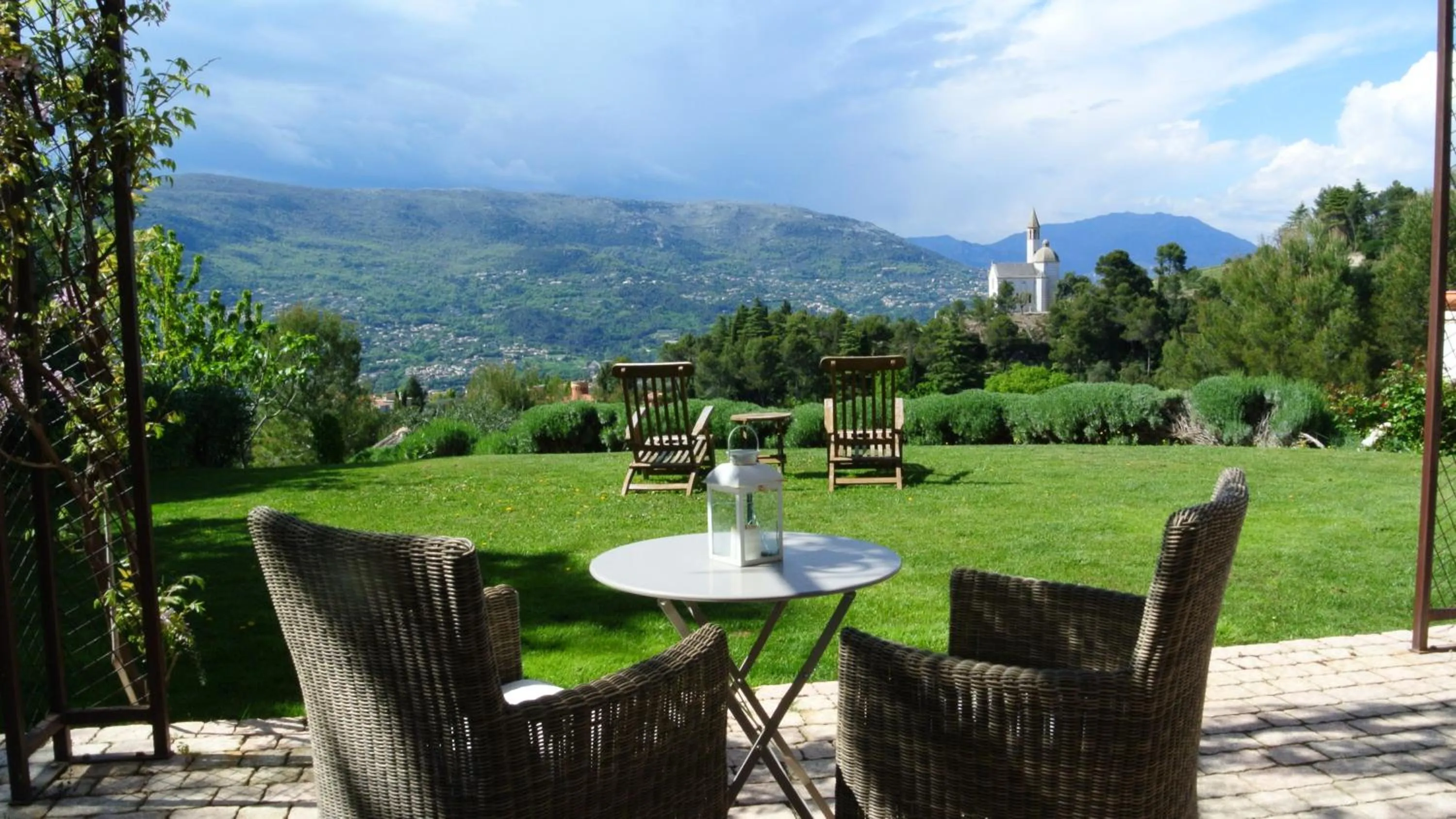 Patio in Villa Kilauea B&B