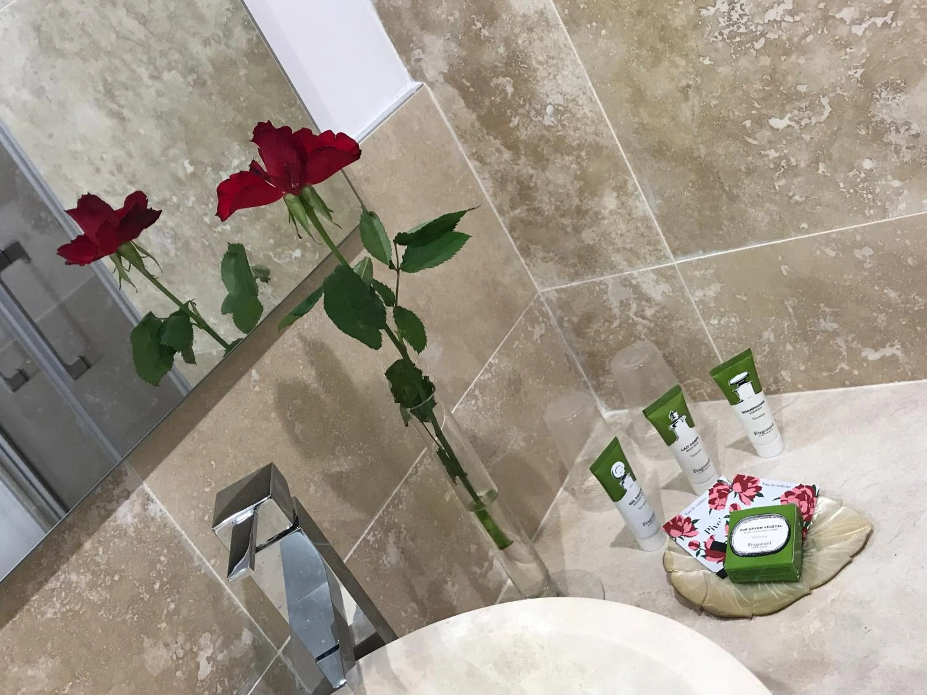 Bathroom in Villa Kilauea B&B