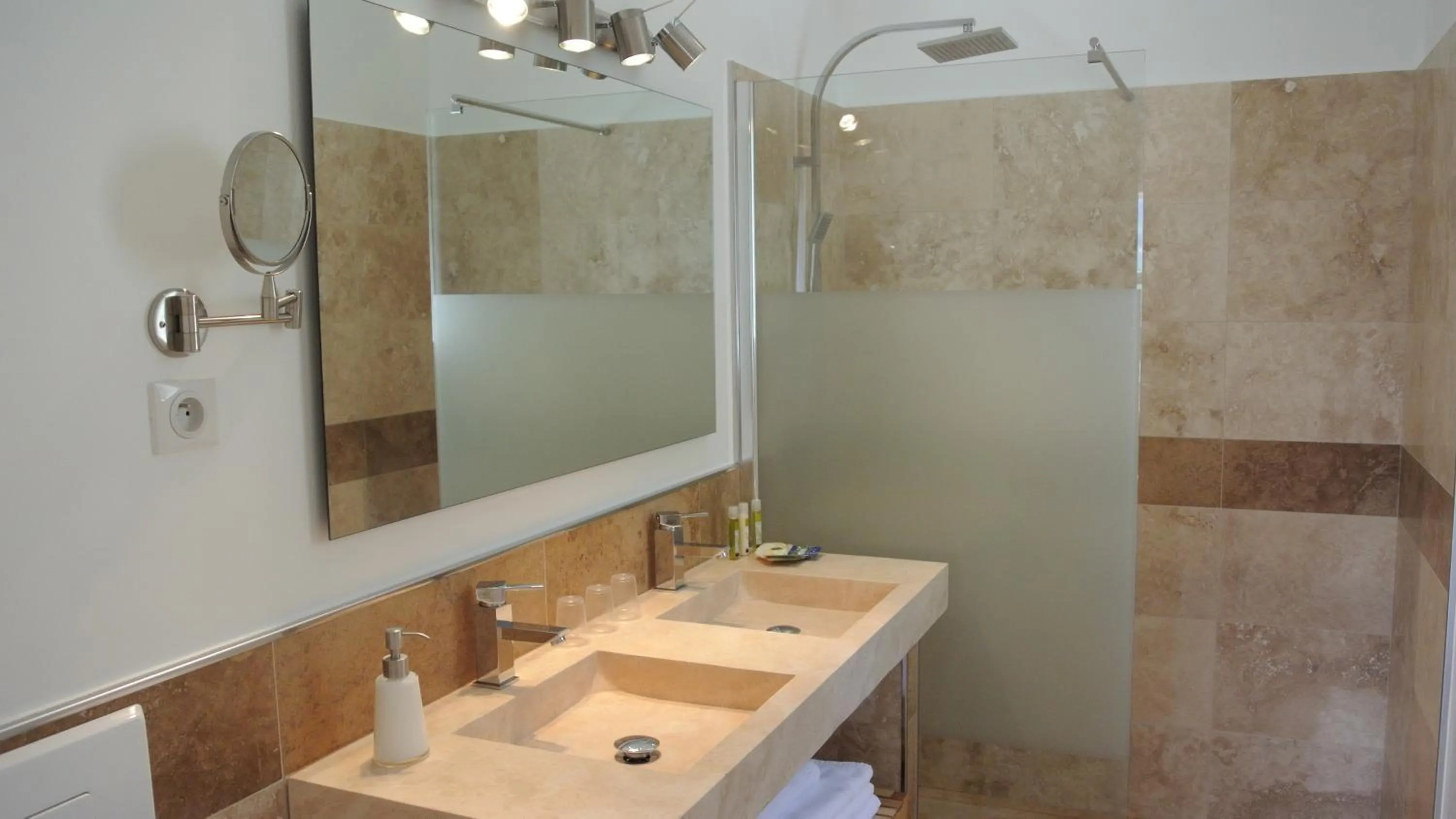 Bathroom in Villa Kilauea B&B