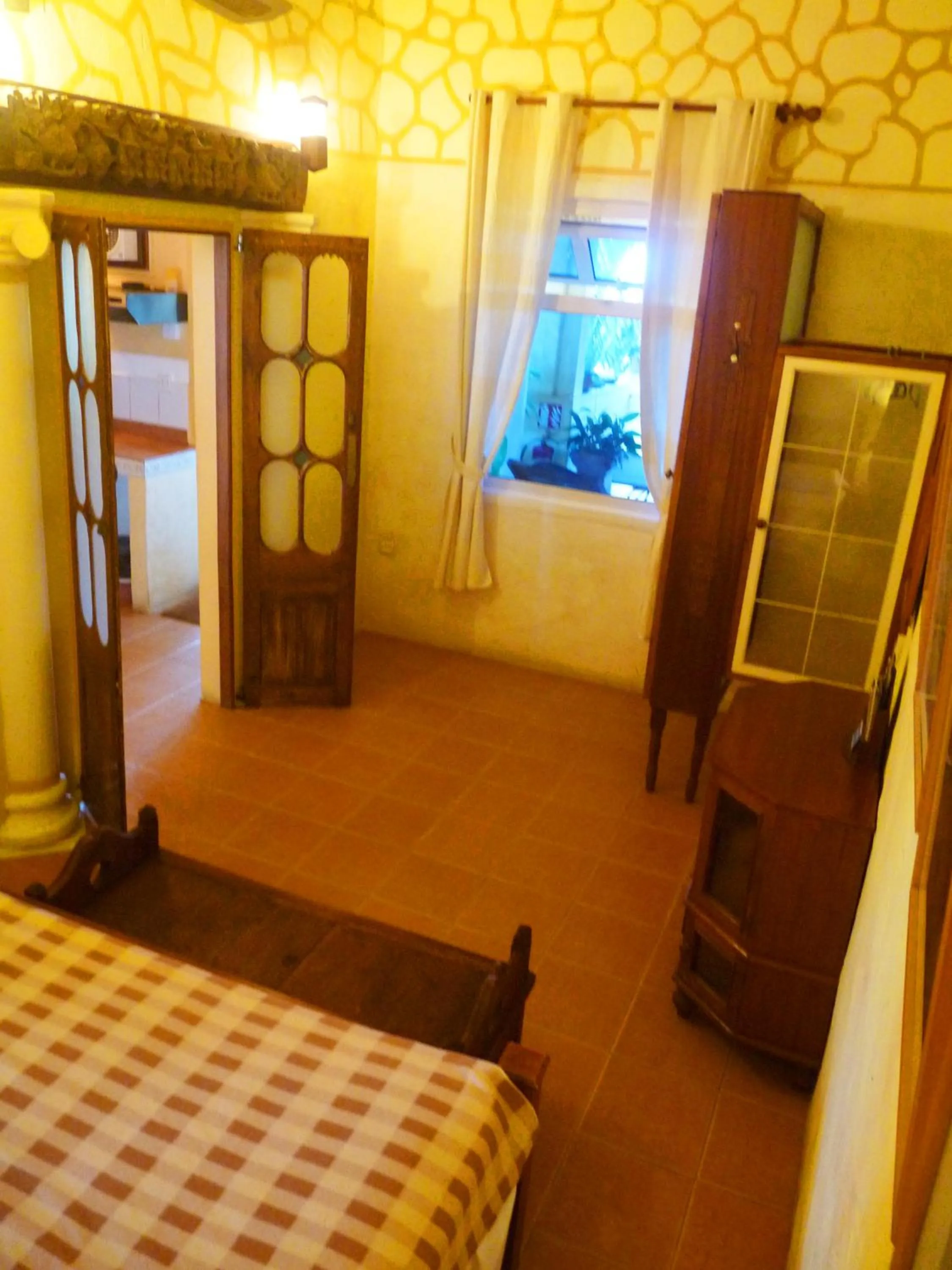 Photo of the whole room, Bed in La Reine Creole