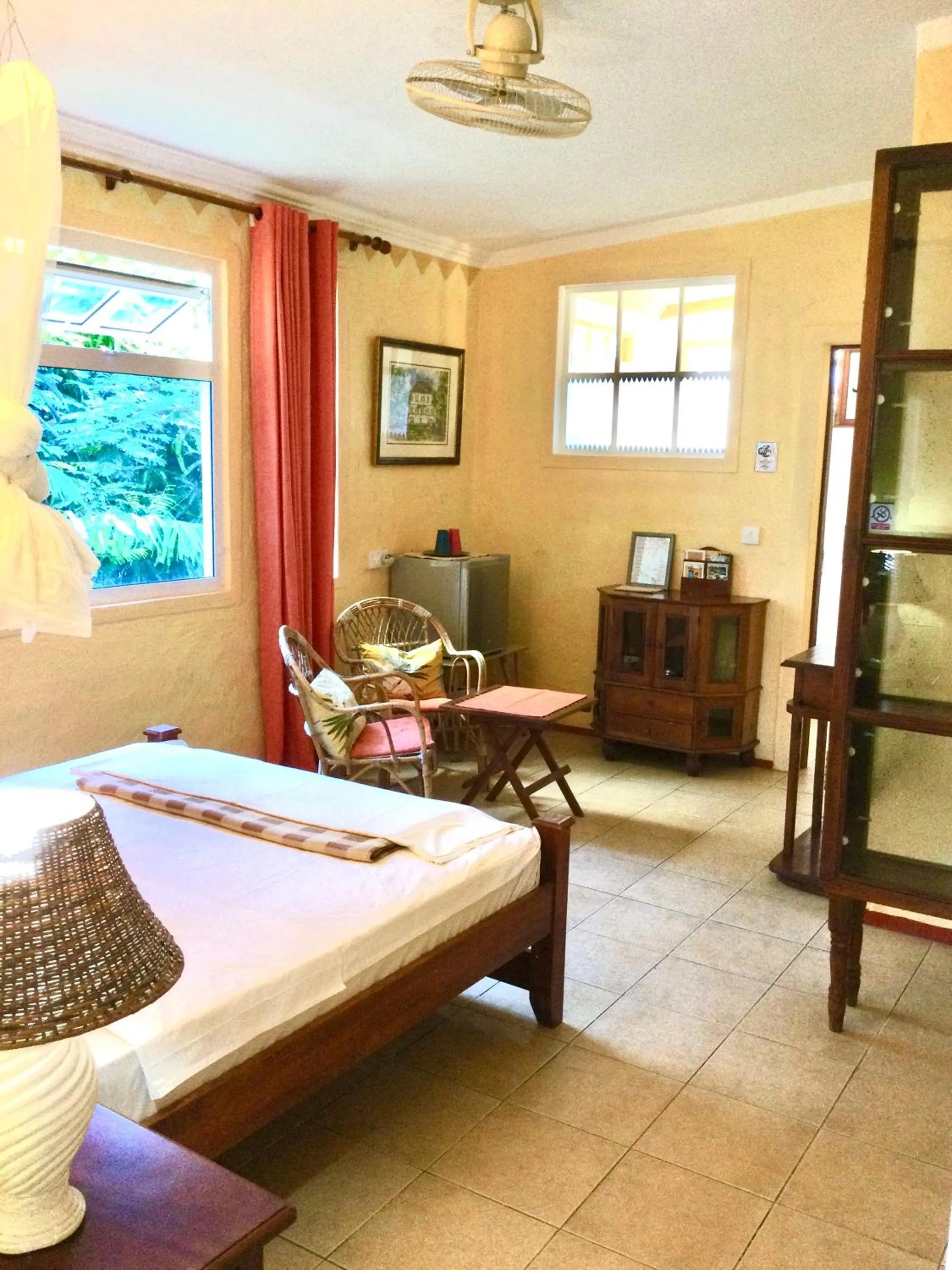 Photo of the whole room, Bed in La Reine Creole