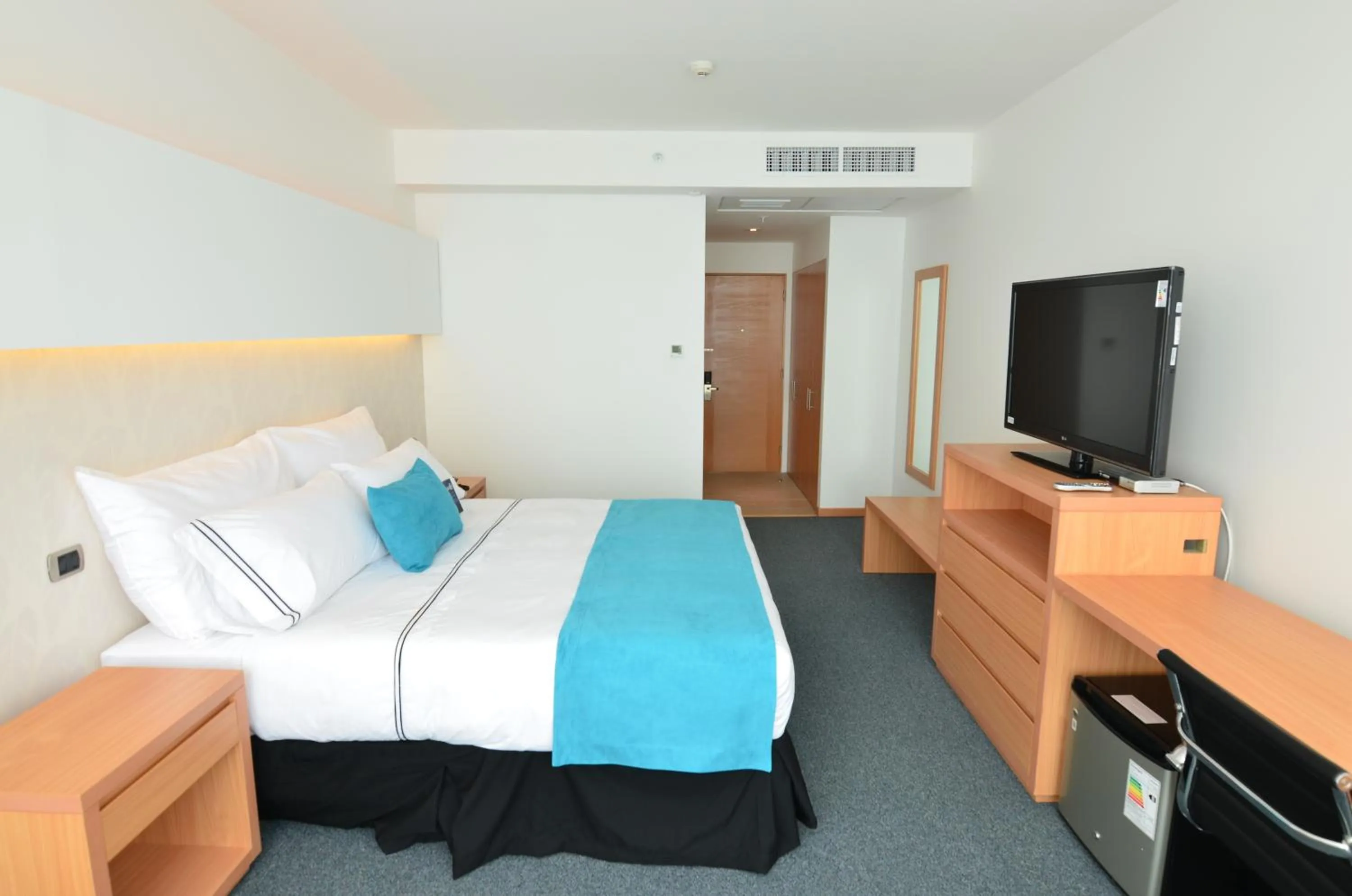 Photo of the whole room in Hotel Enjoy San Antonio