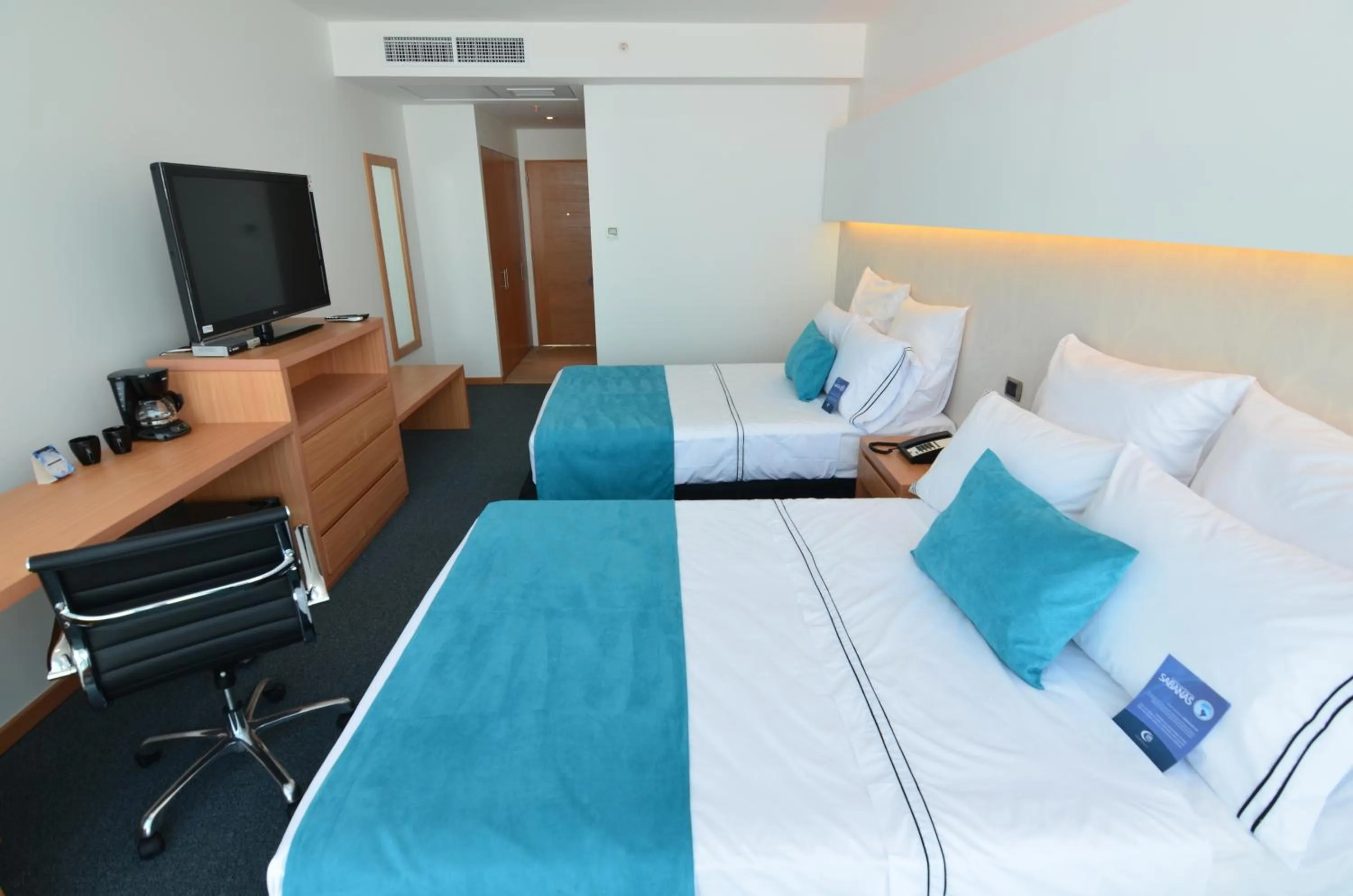 Photo of the whole room in Hotel Enjoy San Antonio