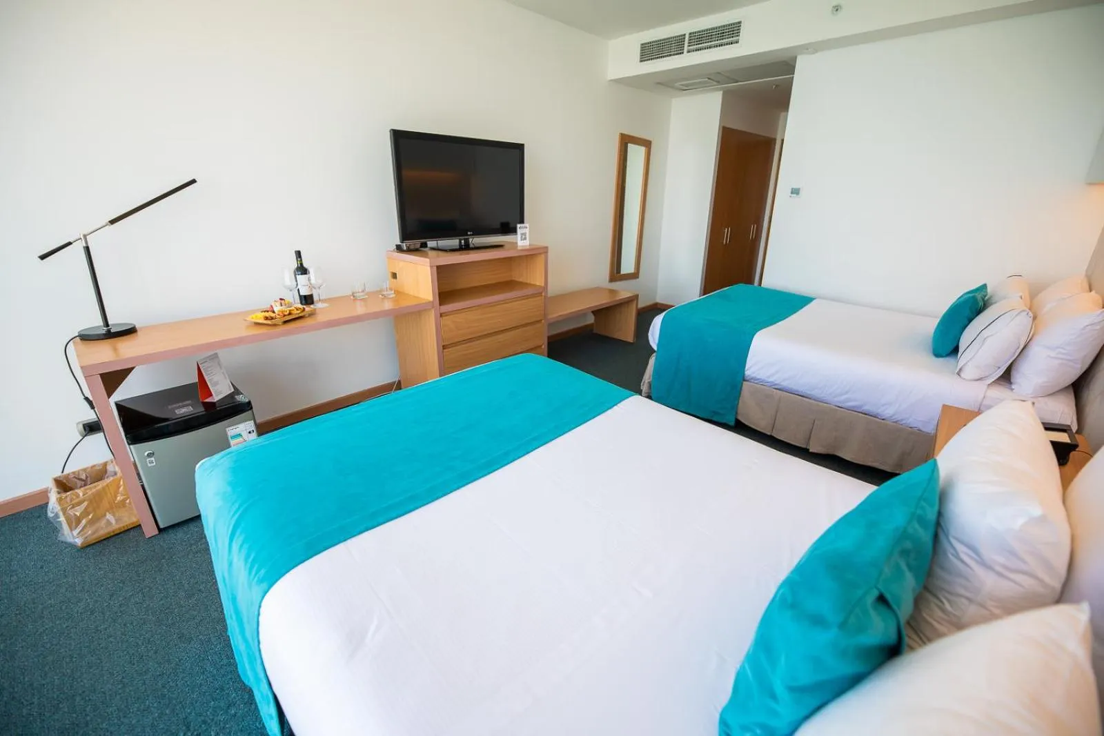 TV and multimedia in Hotel Enjoy San Antonio