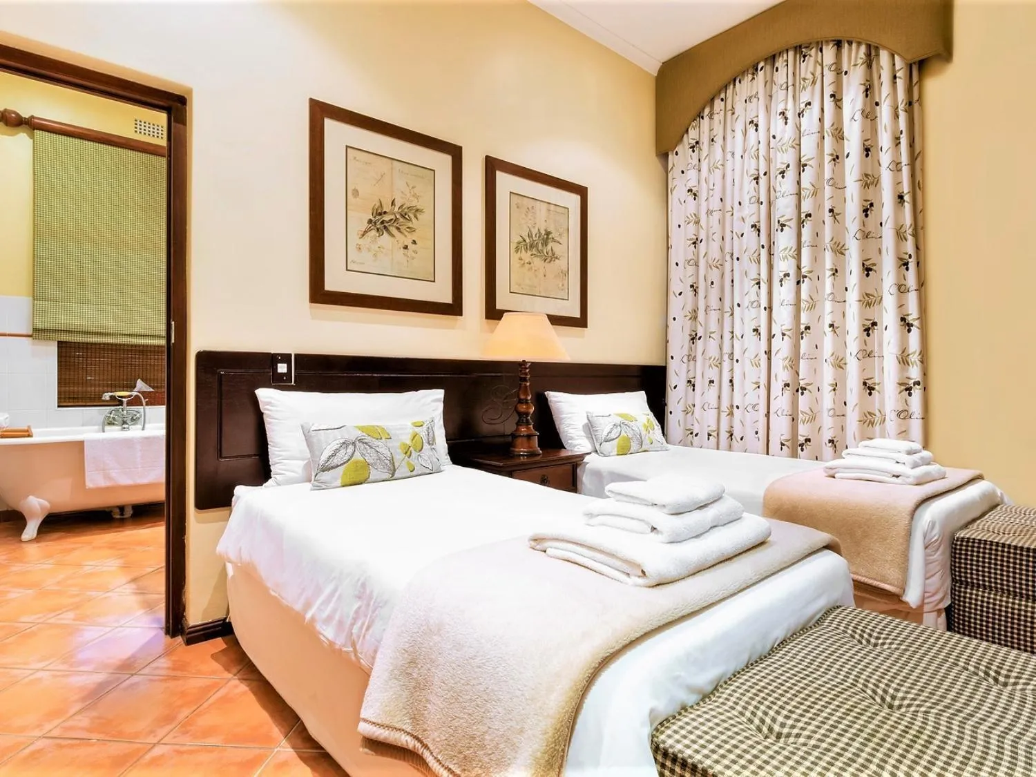 Photo of the whole room, Bed in Ongegund Lodge