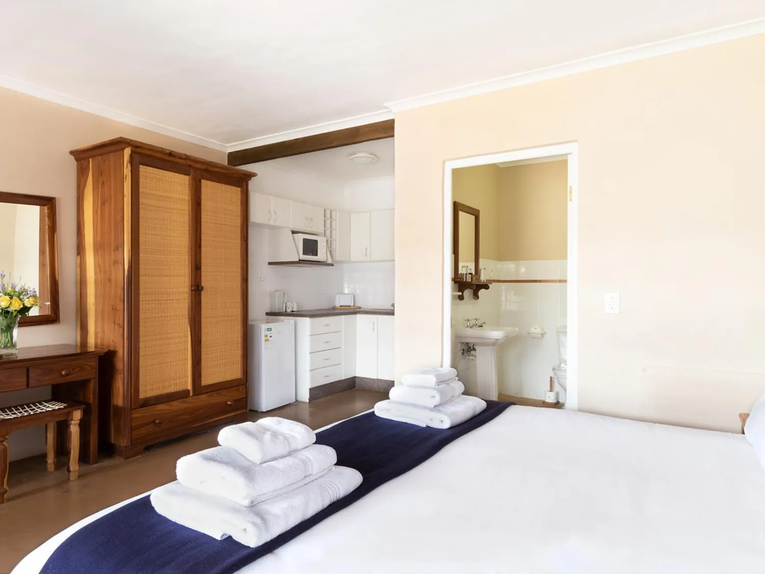 Kitchen or kitchenette, Bed in Ongegund Lodge