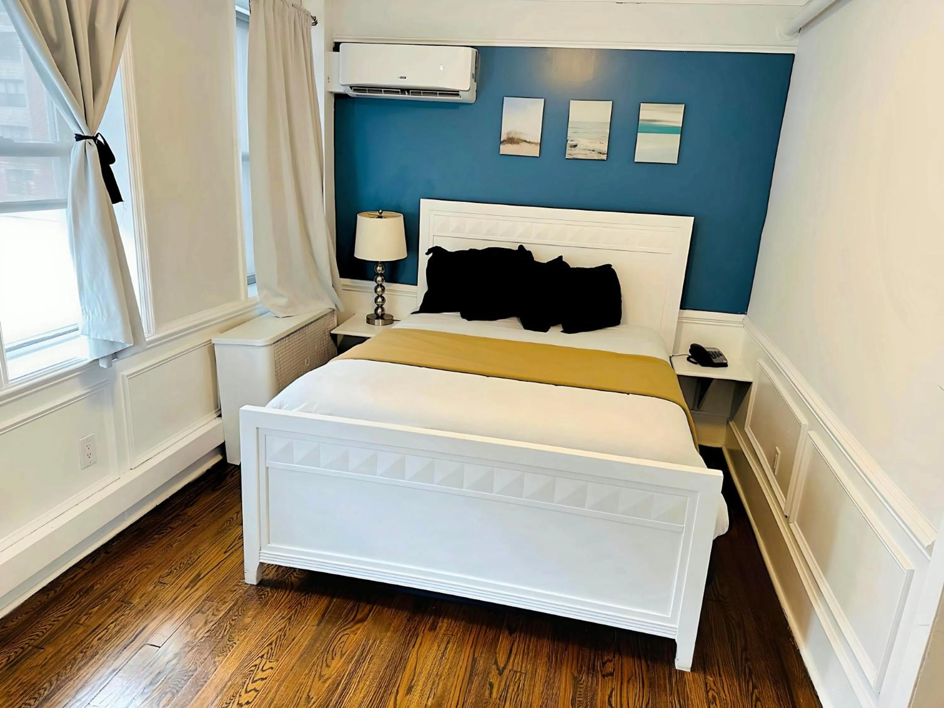 Bed in Long Beach Hotel