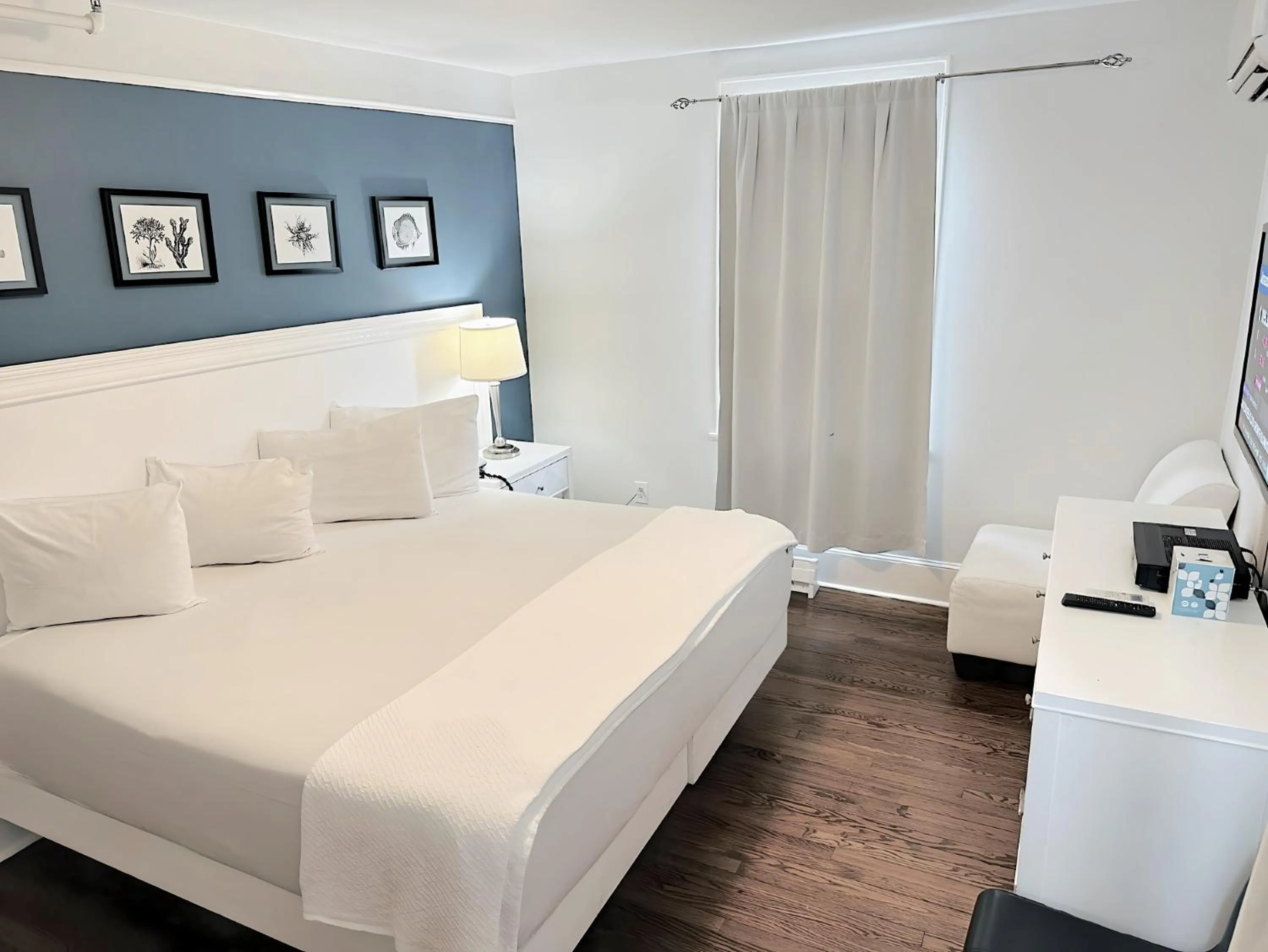 Bed in Long Beach Hotel