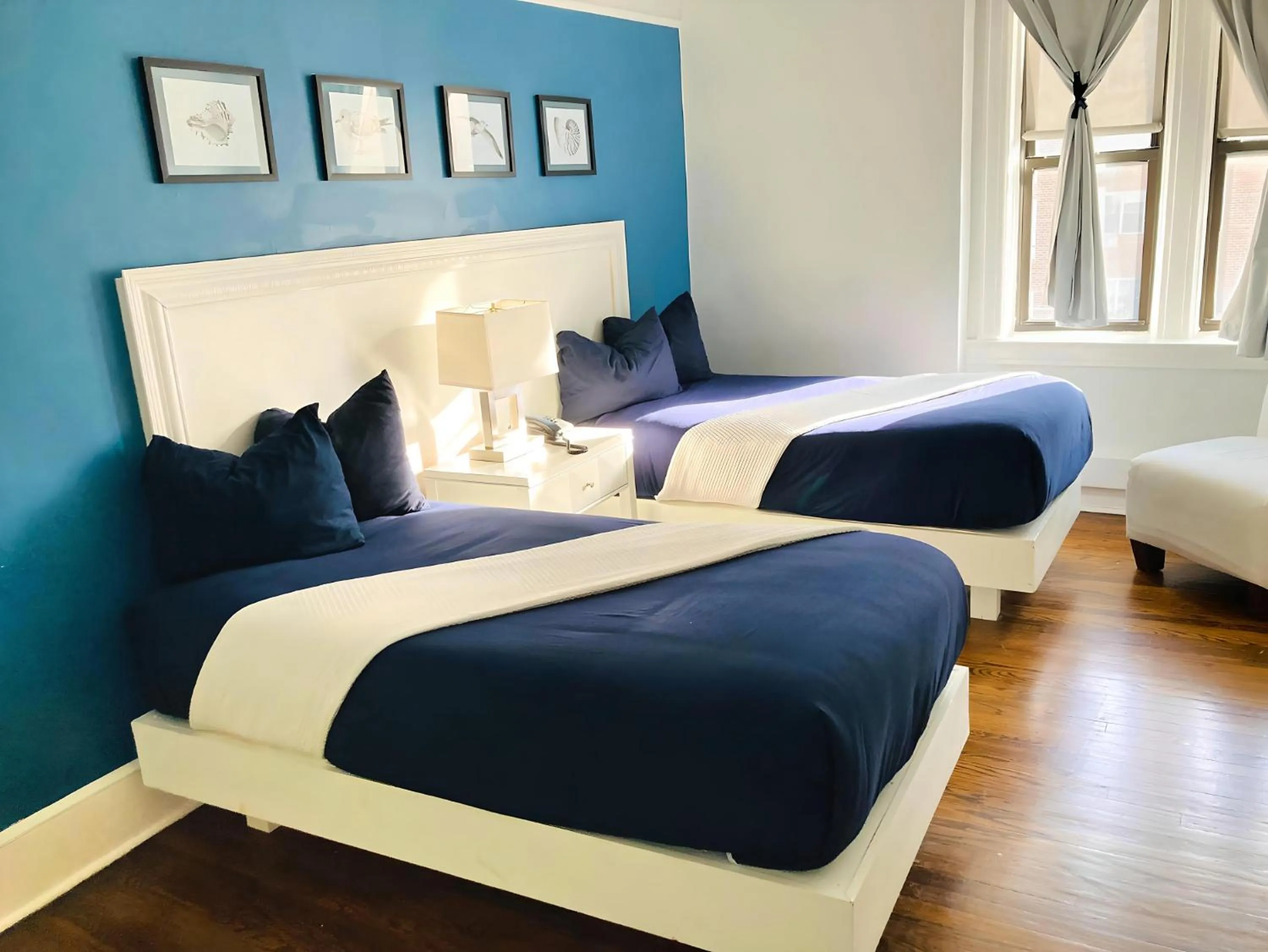 Bed in Long Beach Hotel