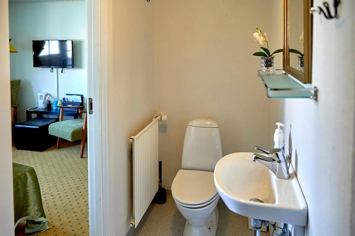Bathroom, Bed in Hotel Ribe