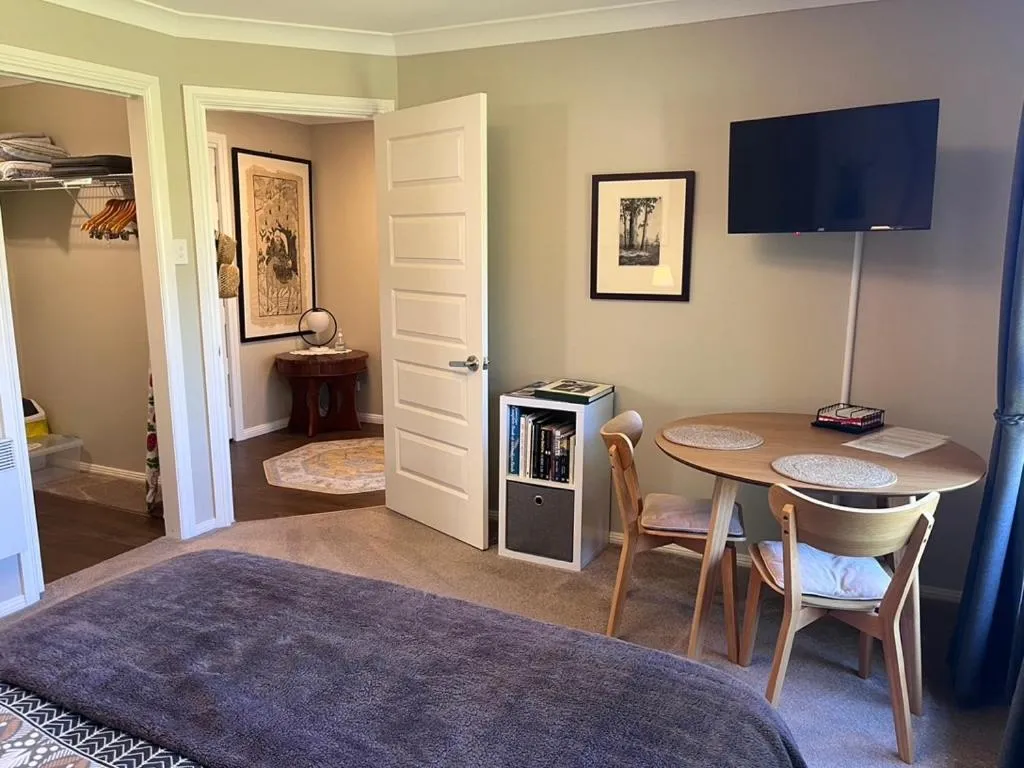 Dining area, Bed in The Red Letterbox