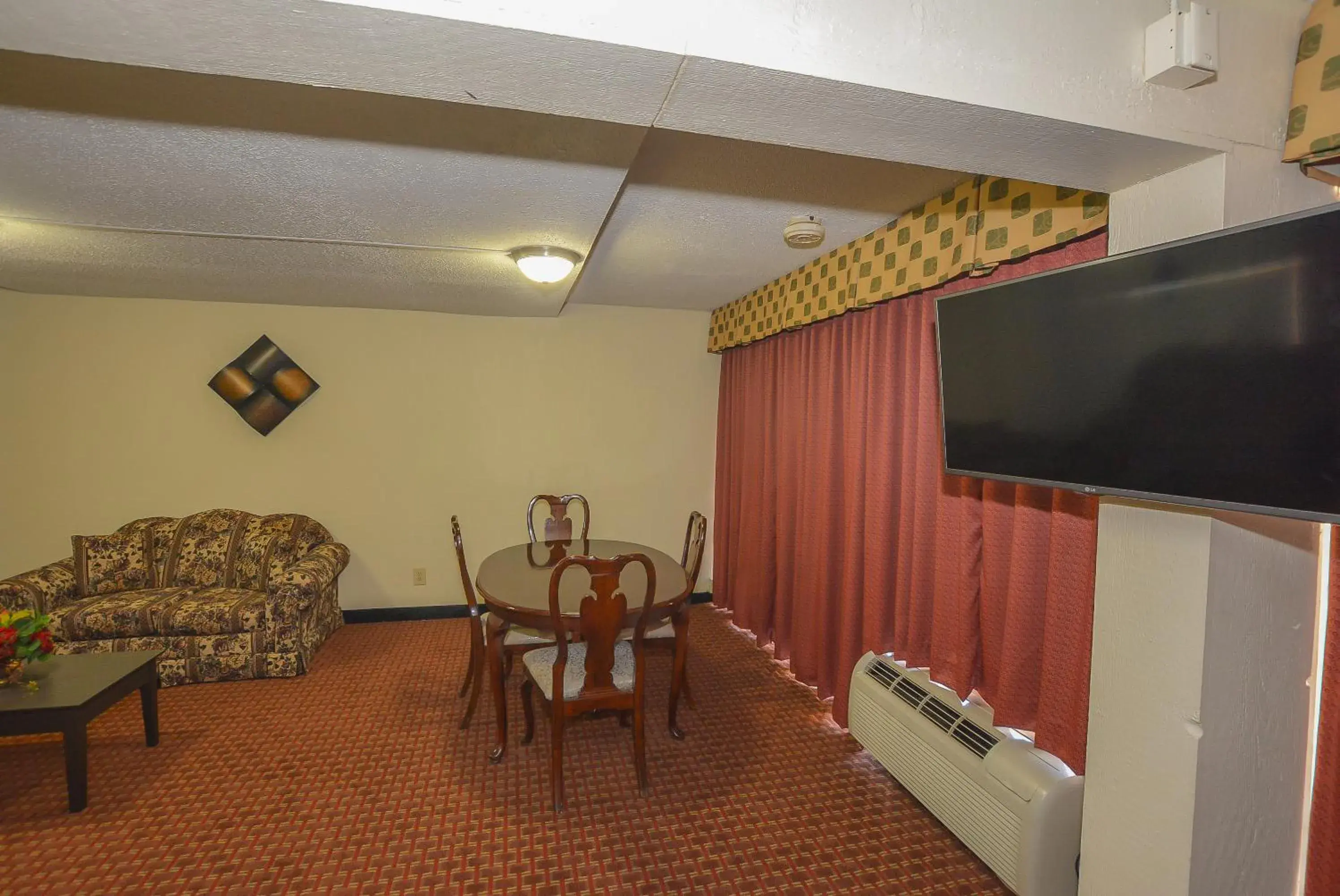 Living room, TV/Entertainment Center in Super 8 by Wyndham Norman