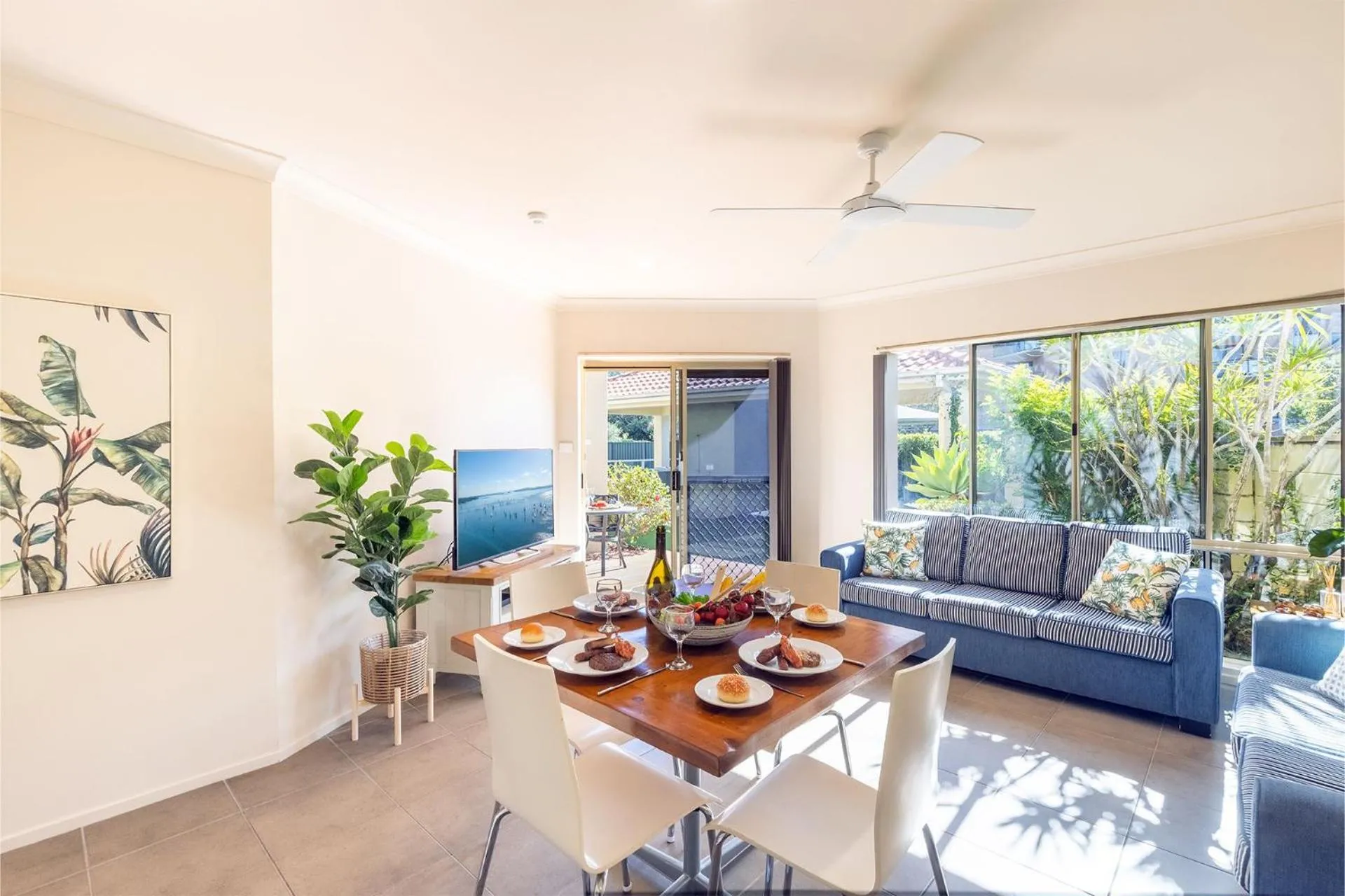 Dining area in Martys 7 2 Intrepid Cl - pool , air con , Wi-Fi and linen