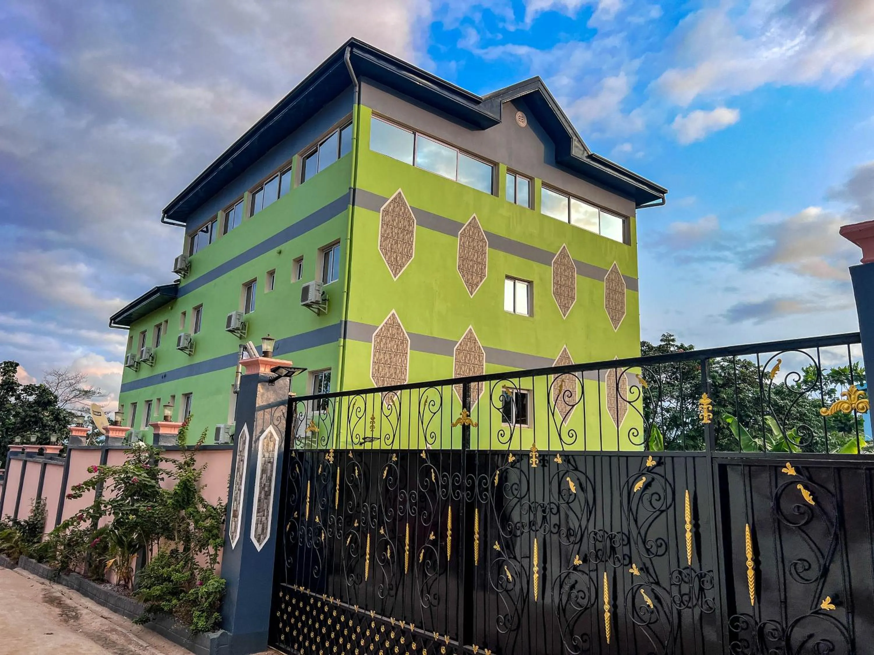 Property building in Hôtel The Place