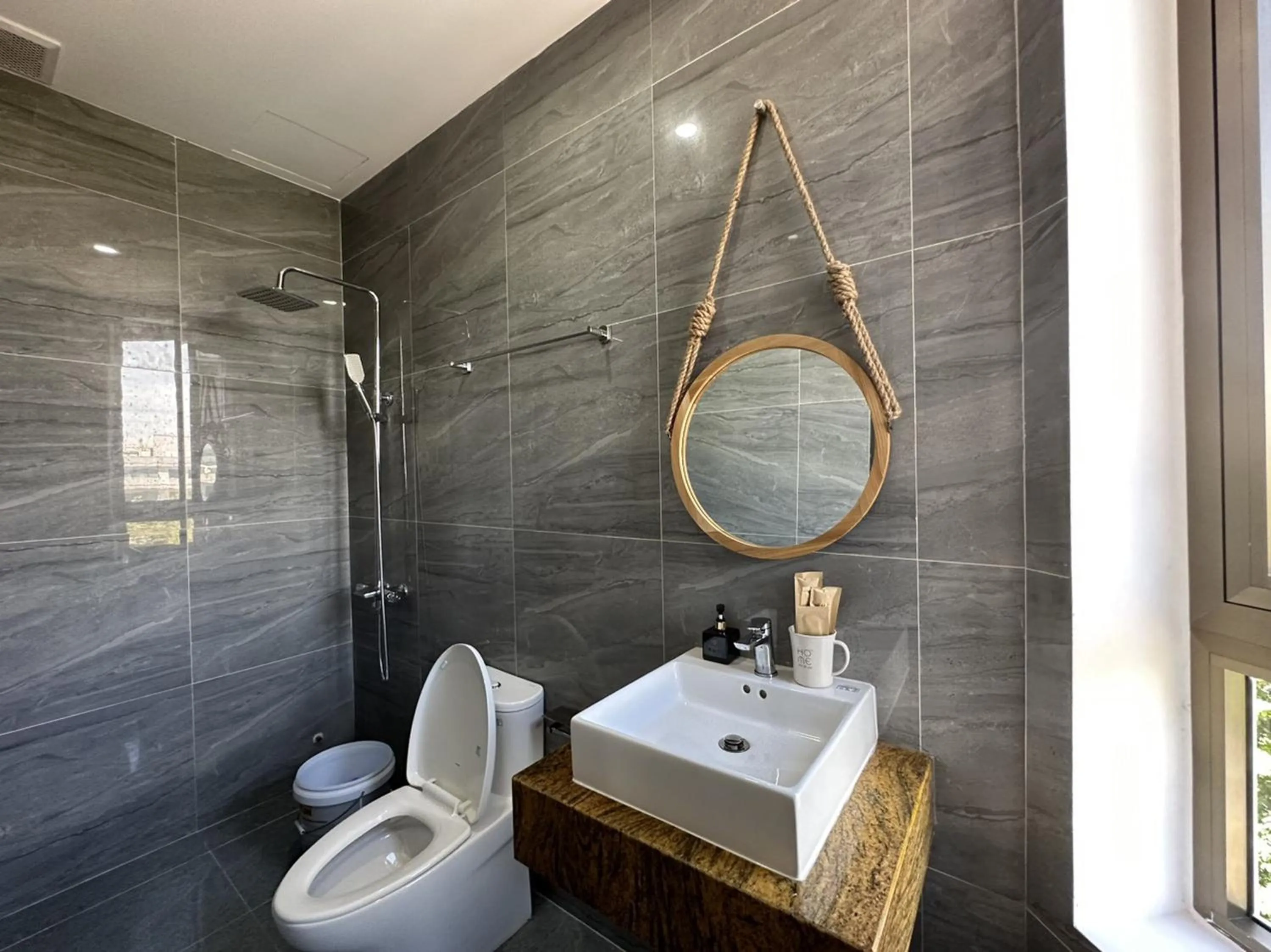 Bathroom in OYO 1193 Huynh Gia Hotel