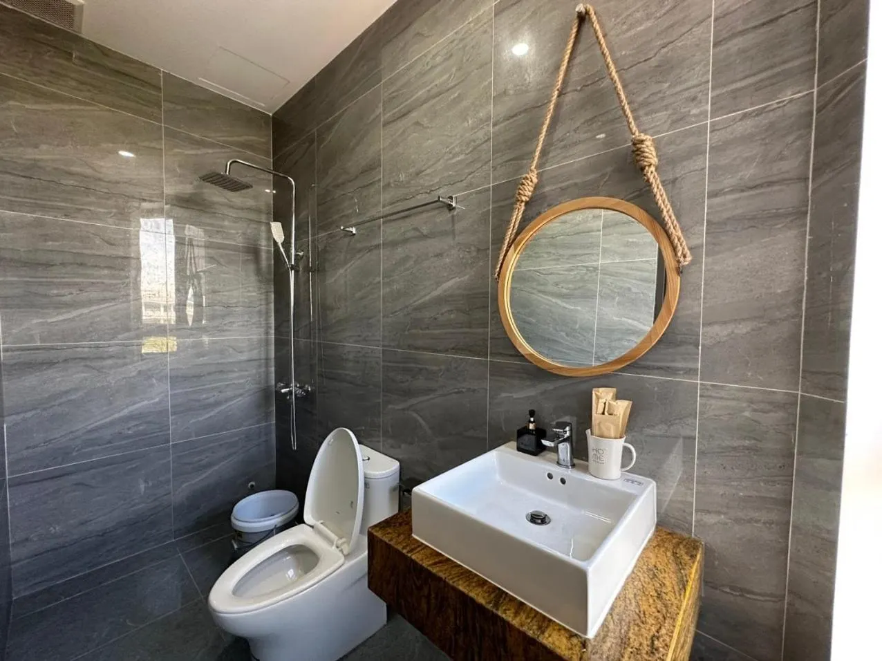 Bathroom in OYO 1193 Huynh Gia Hotel