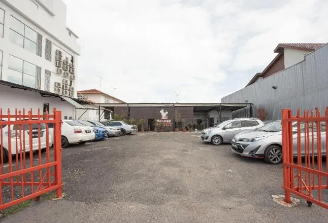 Parking in Hotel EzzyHome Kebun Teh