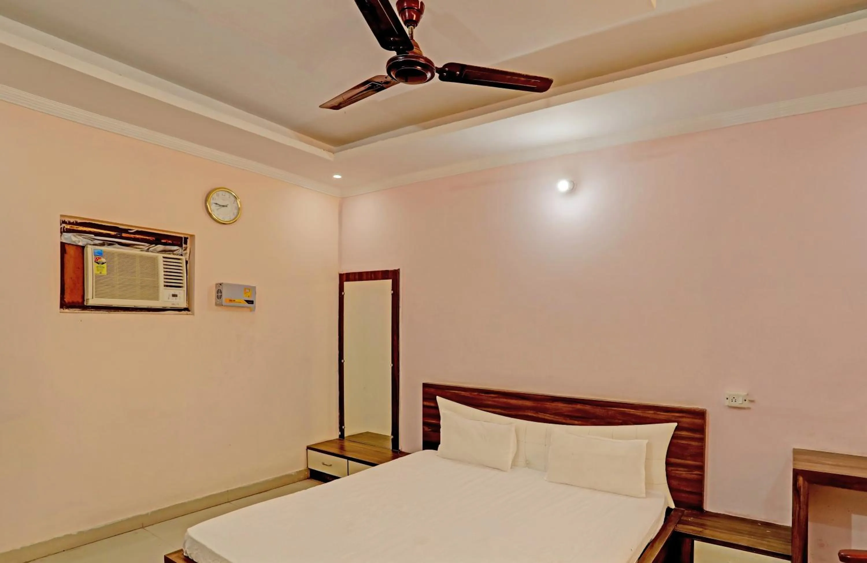 Bedroom, Bed in OYO Himanshi Palace