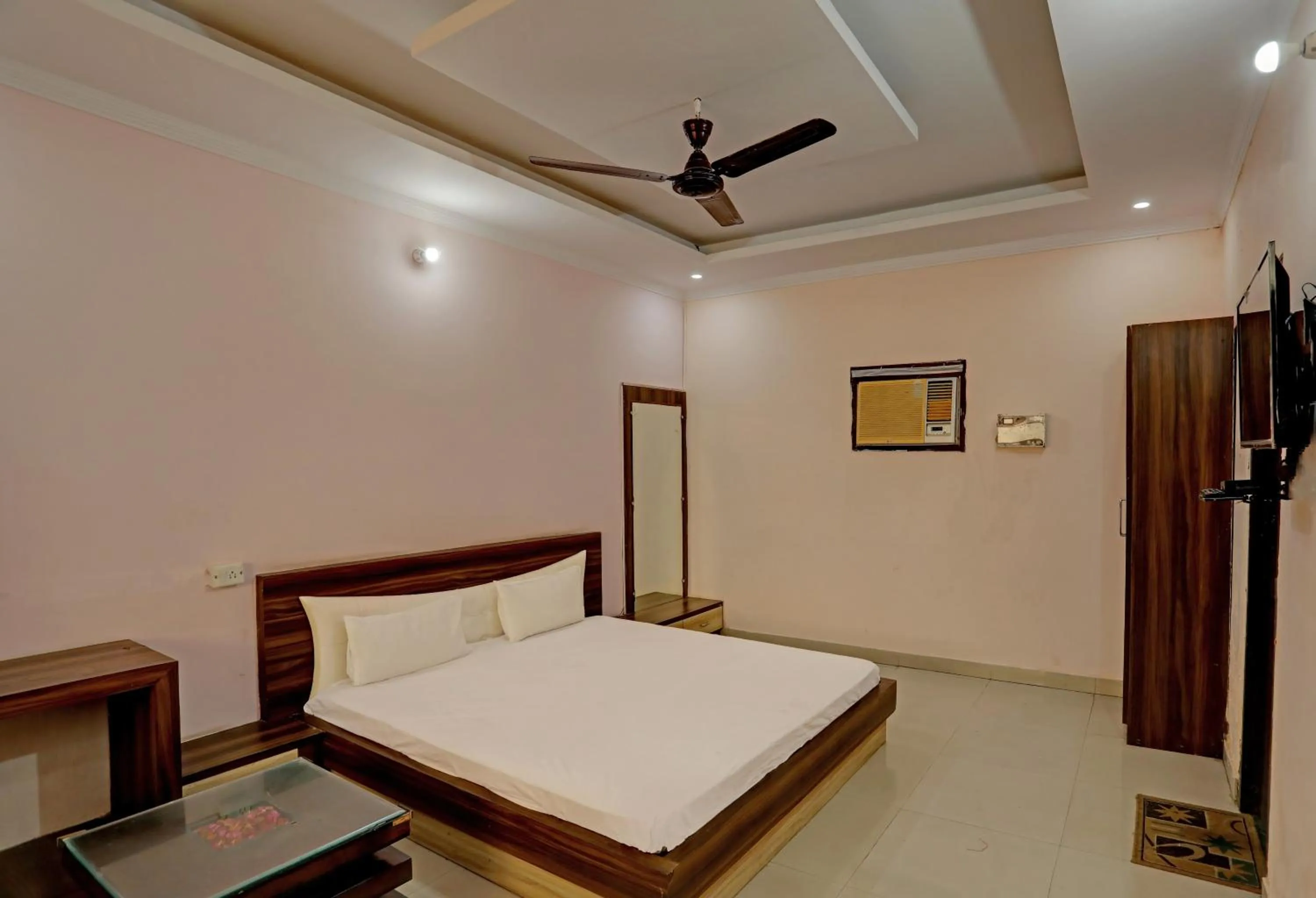 Bedroom, Bed in OYO Himanshi Palace