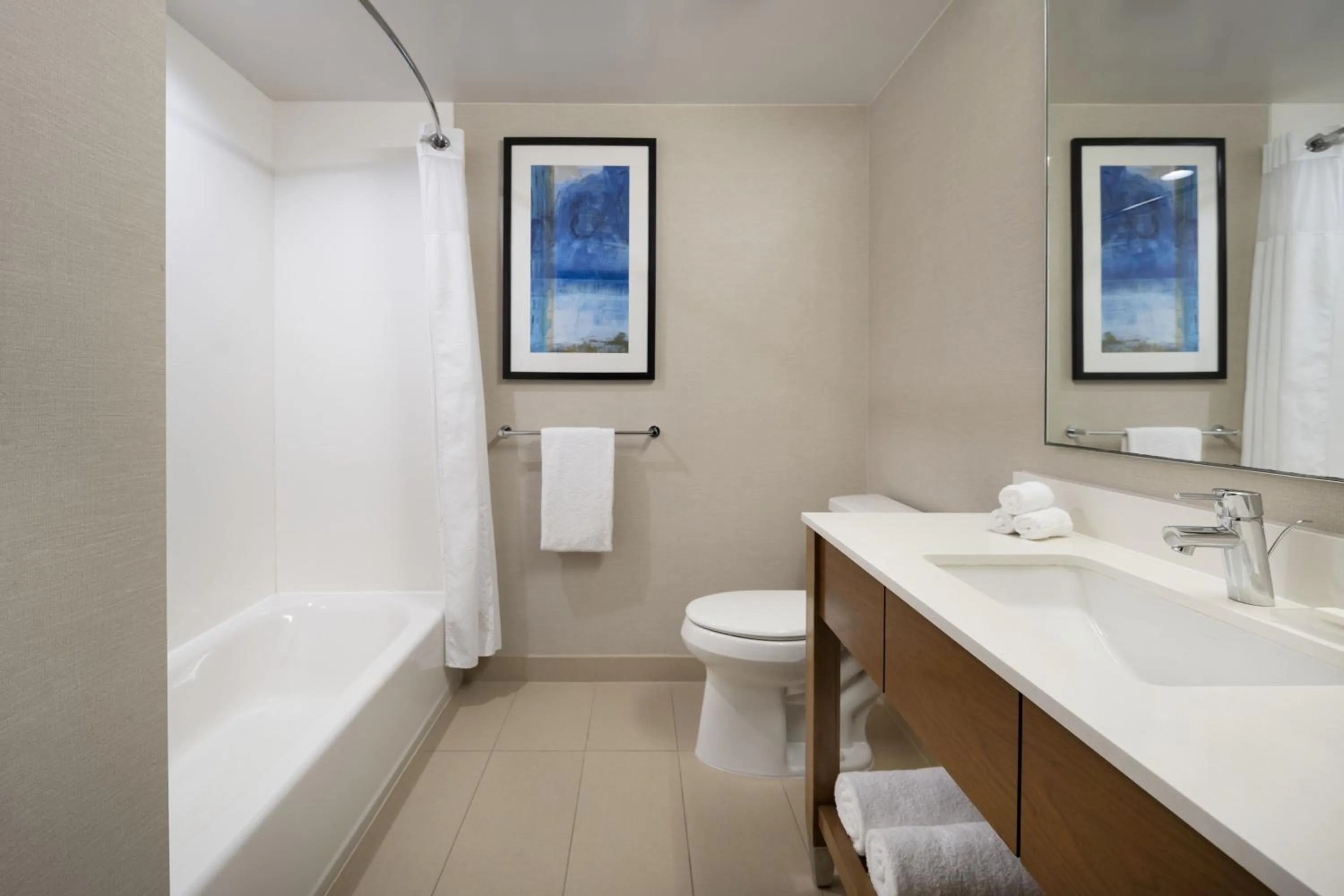 Bathroom in Courtyard by Marriott Los Angeles L.A. LIVE