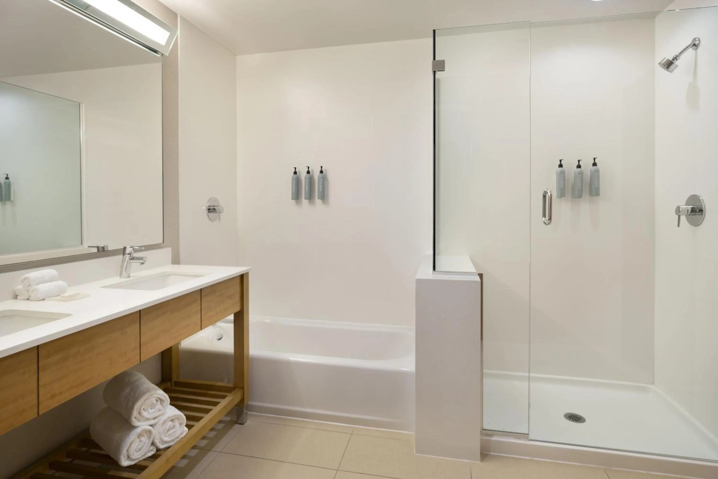 Bathroom in Courtyard by Marriott Los Angeles L.A. LIVE