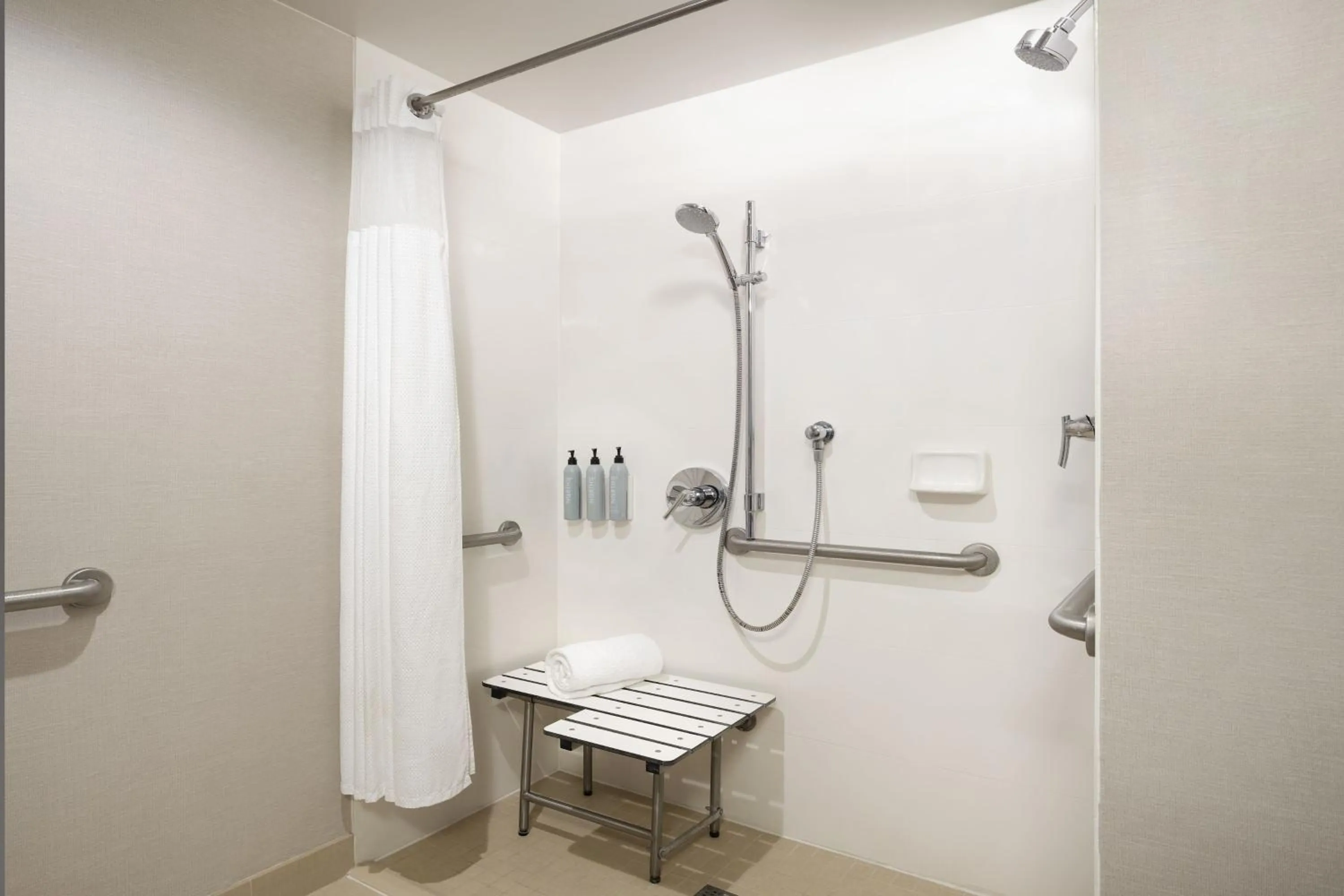 Bathroom in Courtyard by Marriott Los Angeles L.A. LIVE
