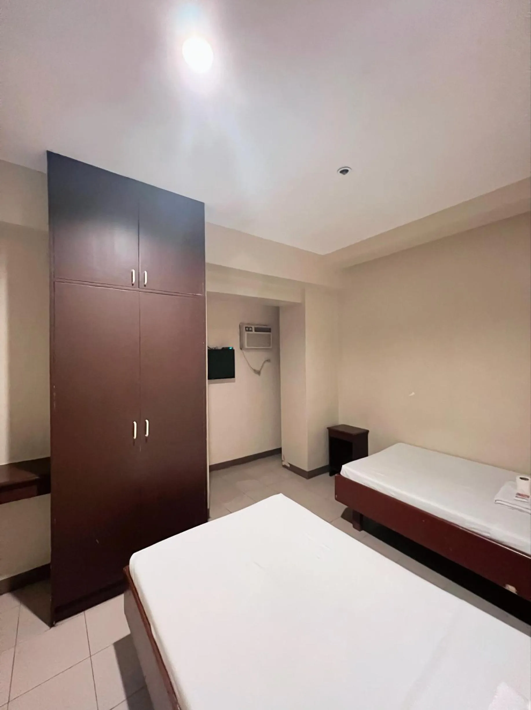 Bed in Blue Velvet Hotel -CM Recto