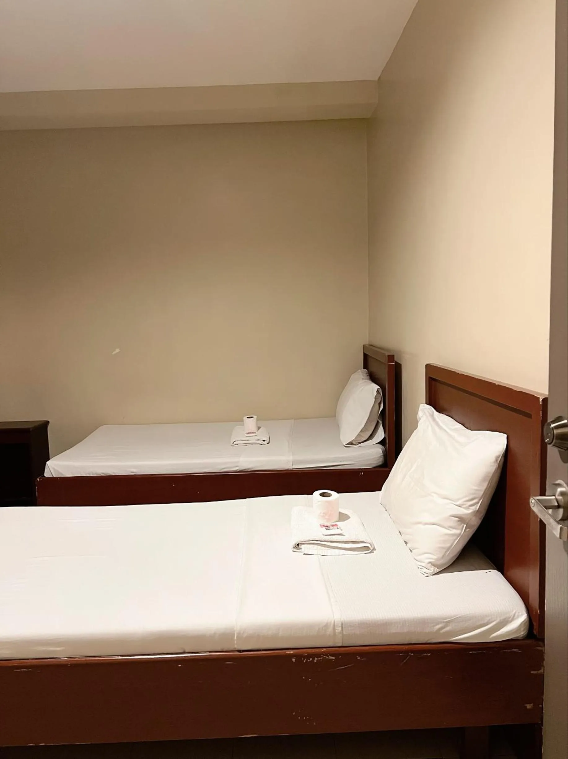 Bed in Blue Velvet Hotel -CM Recto