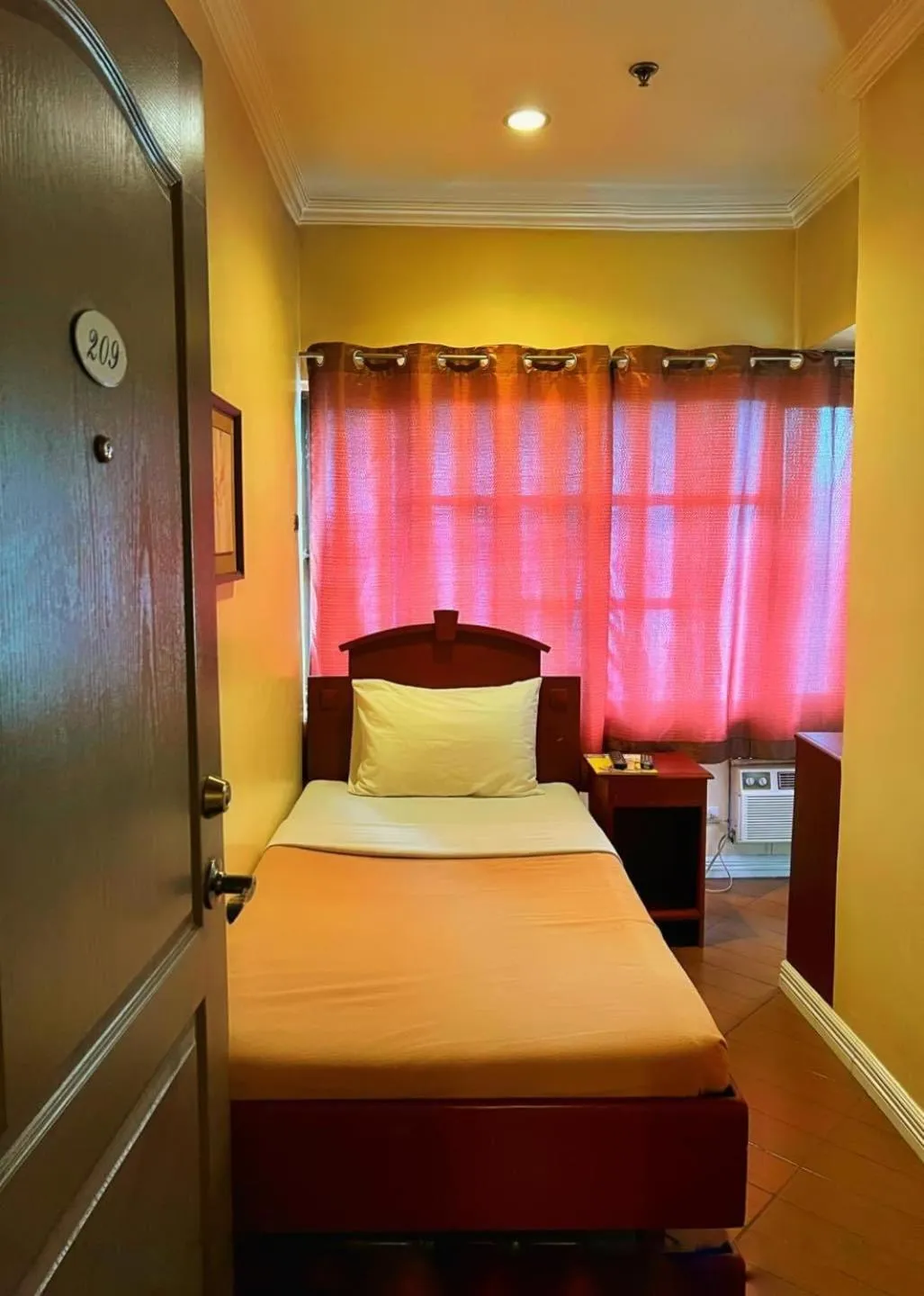 Bed in Blue Velvet Hotel -CM Recto