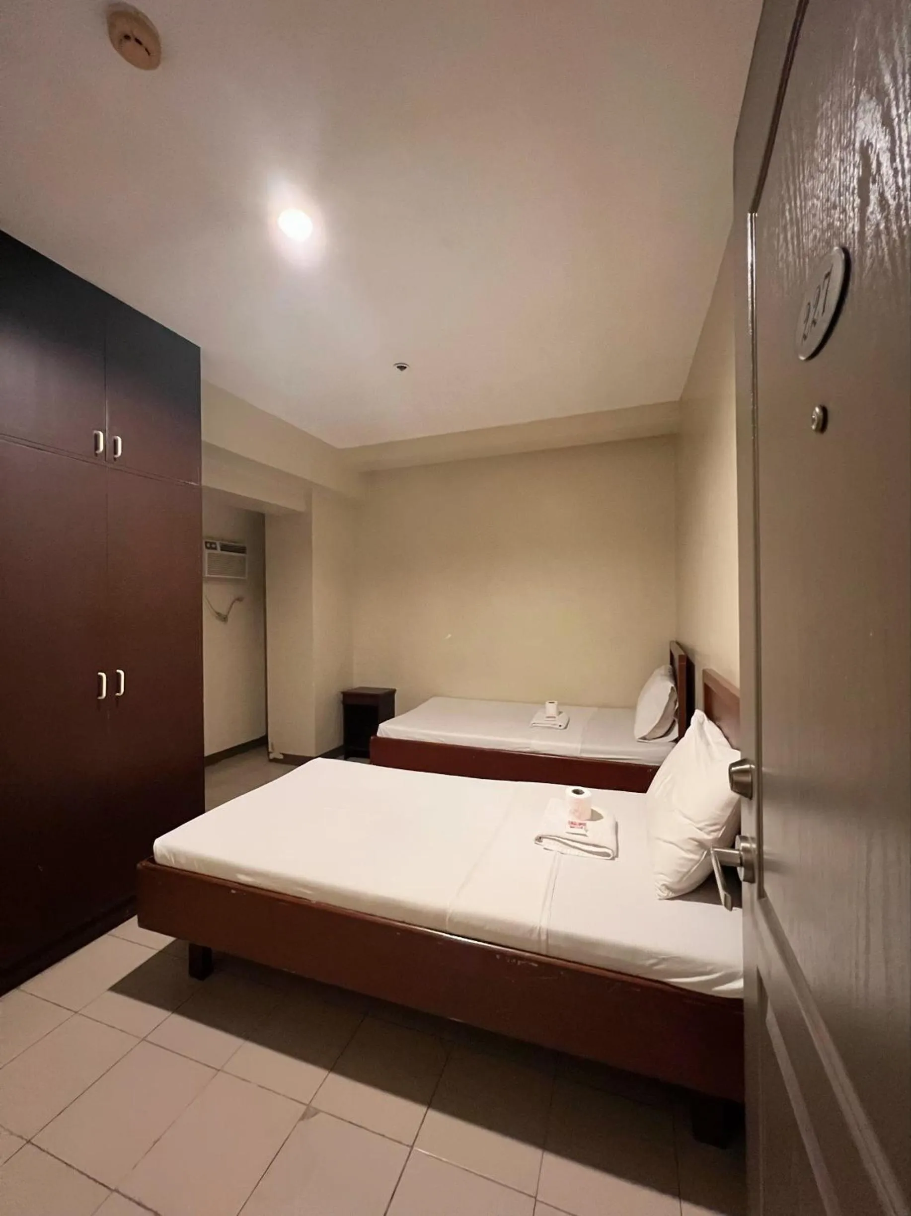 Bed in Blue Velvet Hotel -CM Recto