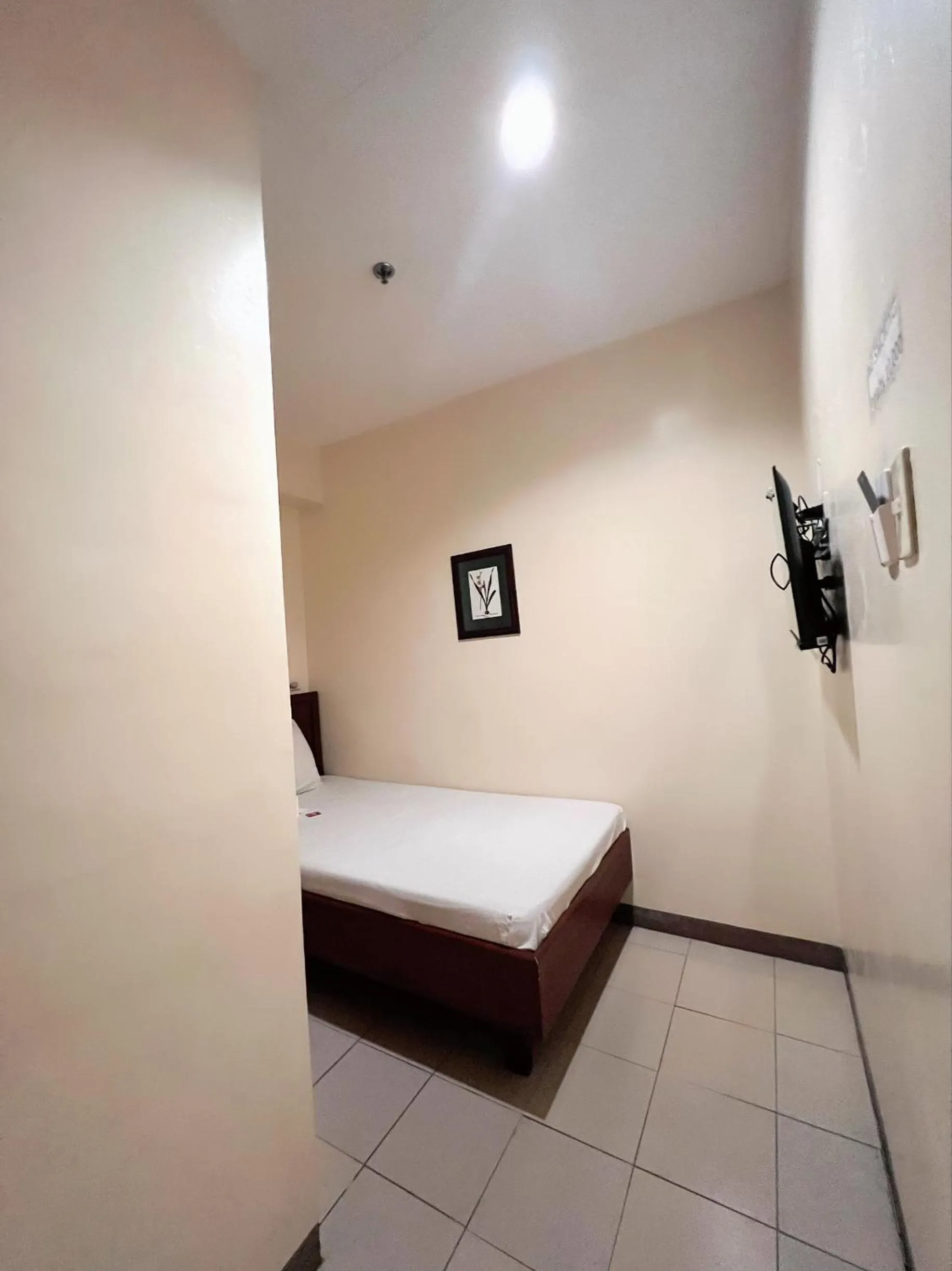 Bed in Blue Velvet Hotel -CM Recto