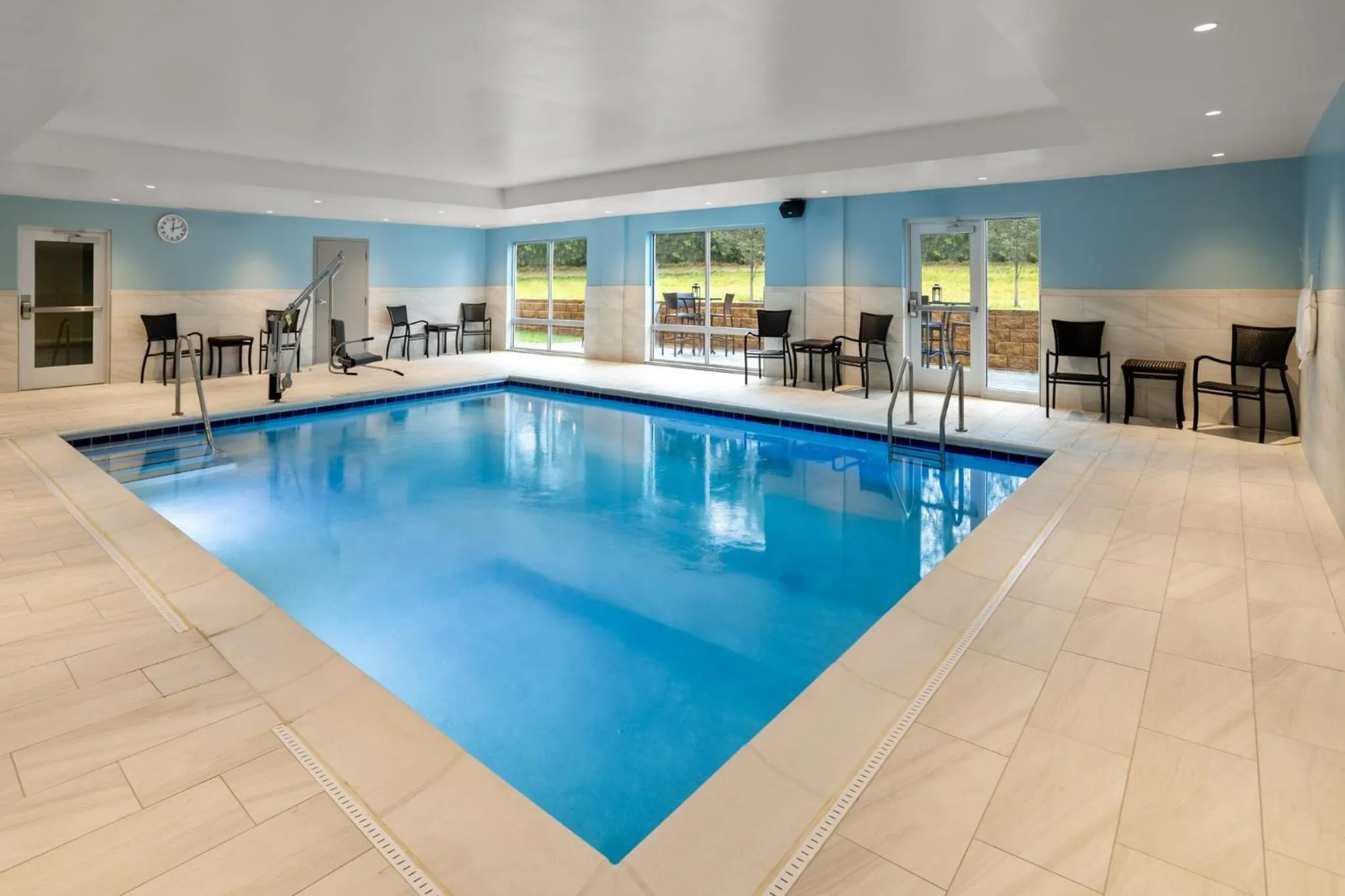 Swimming pool in Holiday Inn Express & Suites Waynesboro East