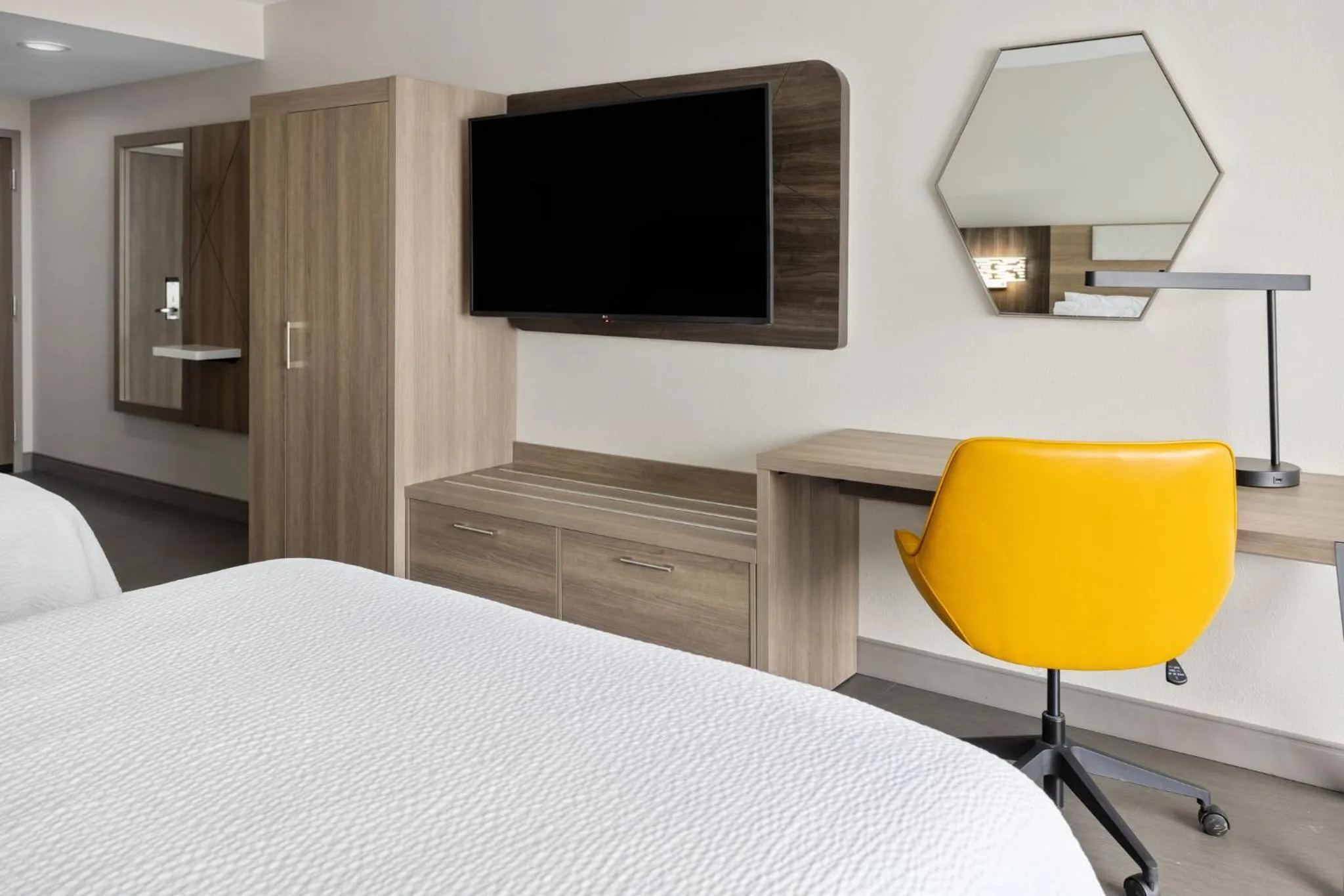 Photo of the whole room, Bed in Holiday Inn Express & Suites Waynesboro East