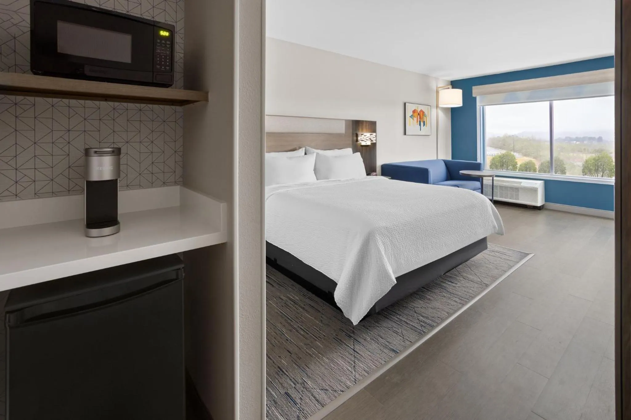 Photo of the whole room, Bed in Holiday Inn Express & Suites Waynesboro East